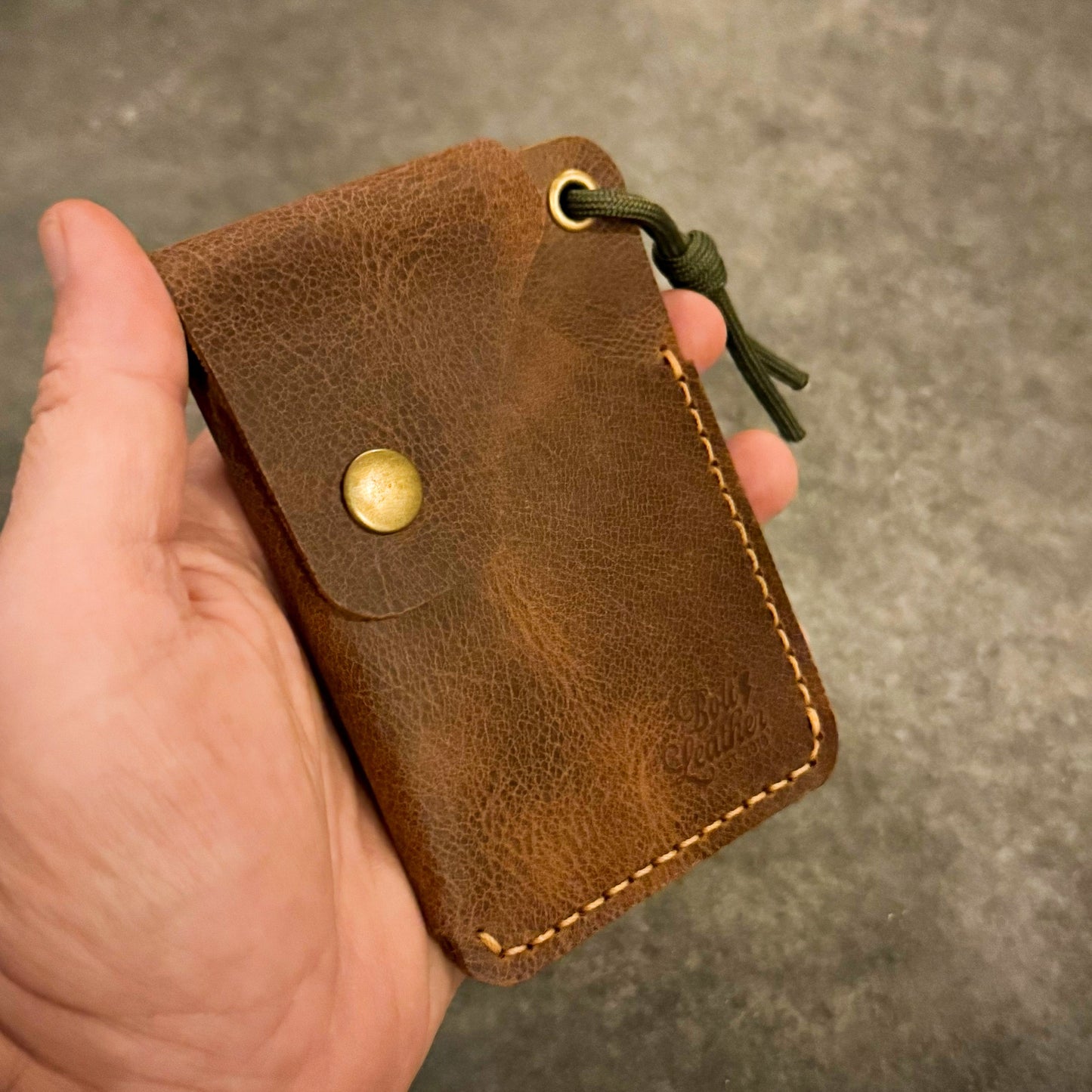 El yapımı %100 deri BOLT TERRA cüzdan — doğadan ilham alan, zamana dayanıklı bir outdoor aksesuar.
Gerçek deri, el emeği, özgün tasarım.
🪶 Crafted for the Trail.