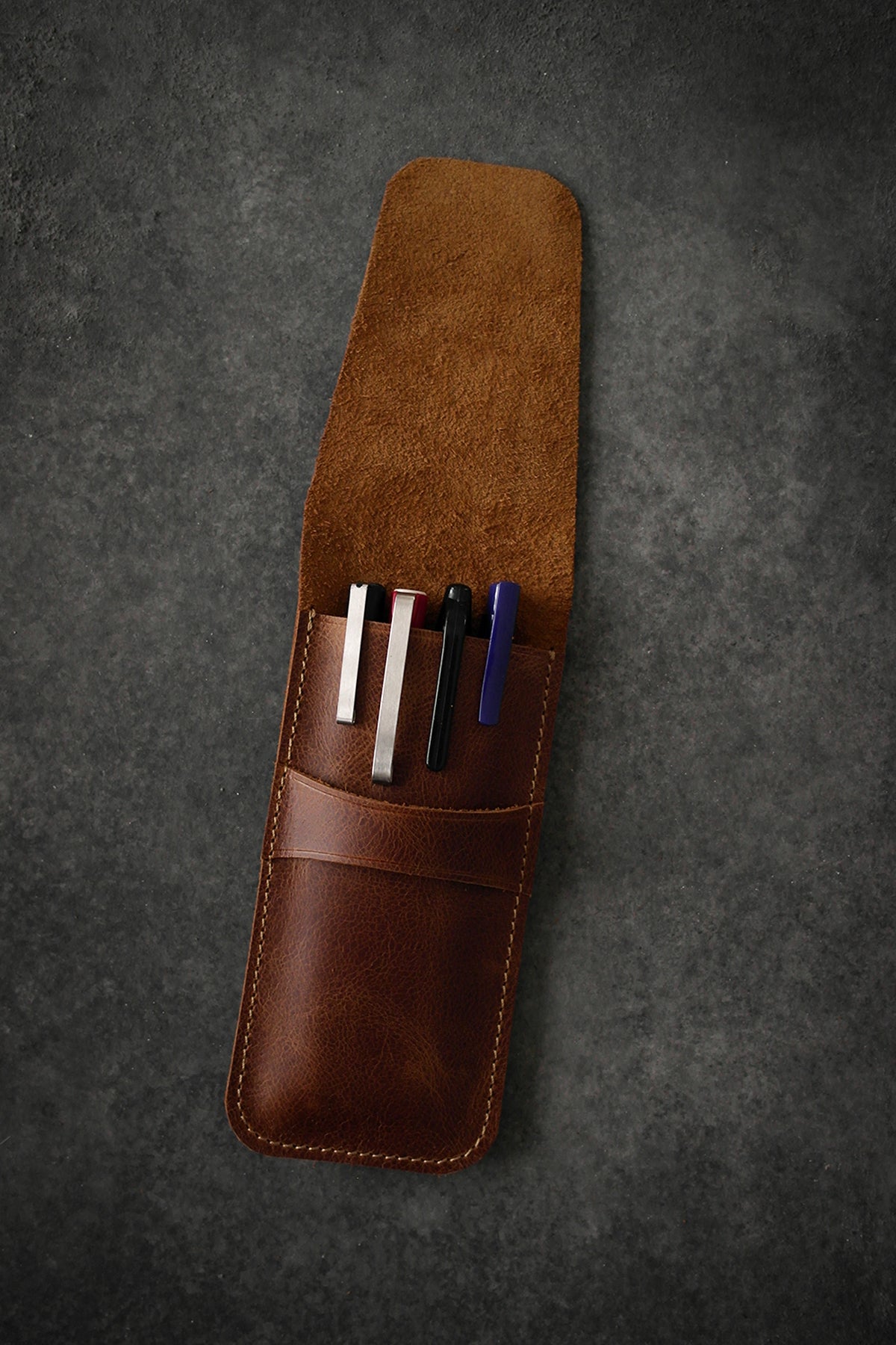 NOX™ el yapımı hakiki deri kalemlik; minimalist tasarımı, dayanıklı yapısı ve zamansız şıklığıyla günlük kullanım ve hediye için ideal.