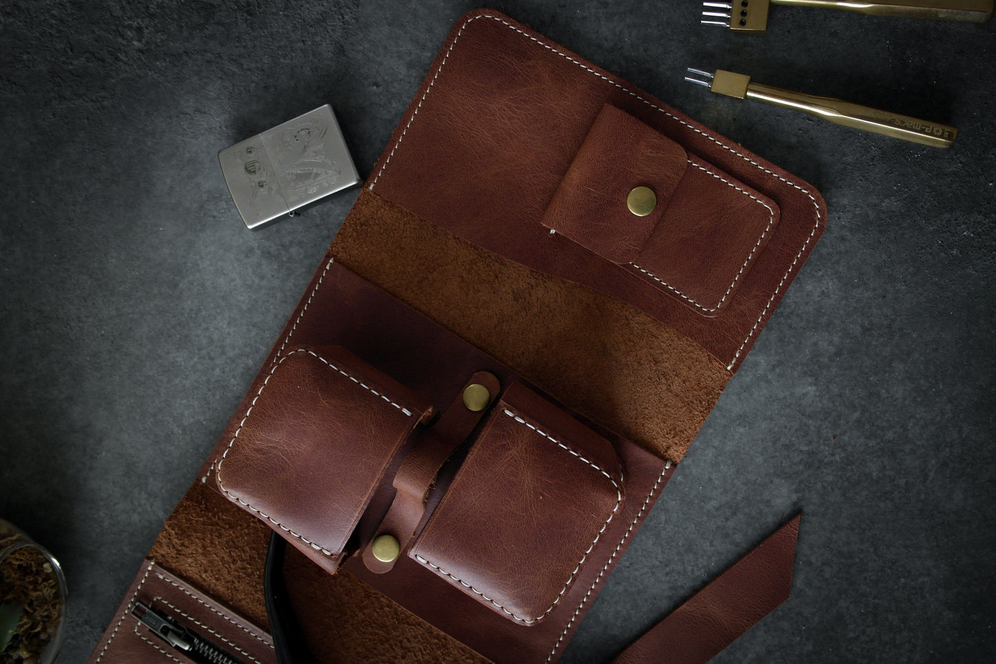 Zarif işçilik ve kaliteli malzemeyi bir araya getiren el yapımı deri pipo çantası, pipo tutkunlarının vazgeçilmez aksesuarı olmaya aday. %100 gerçek deri ile üretilen bu özel çanta, yıllar geçtikçe güzelleşen doğal dokusuyla şıklığı ve dayanıklılığı bir arada sunar.