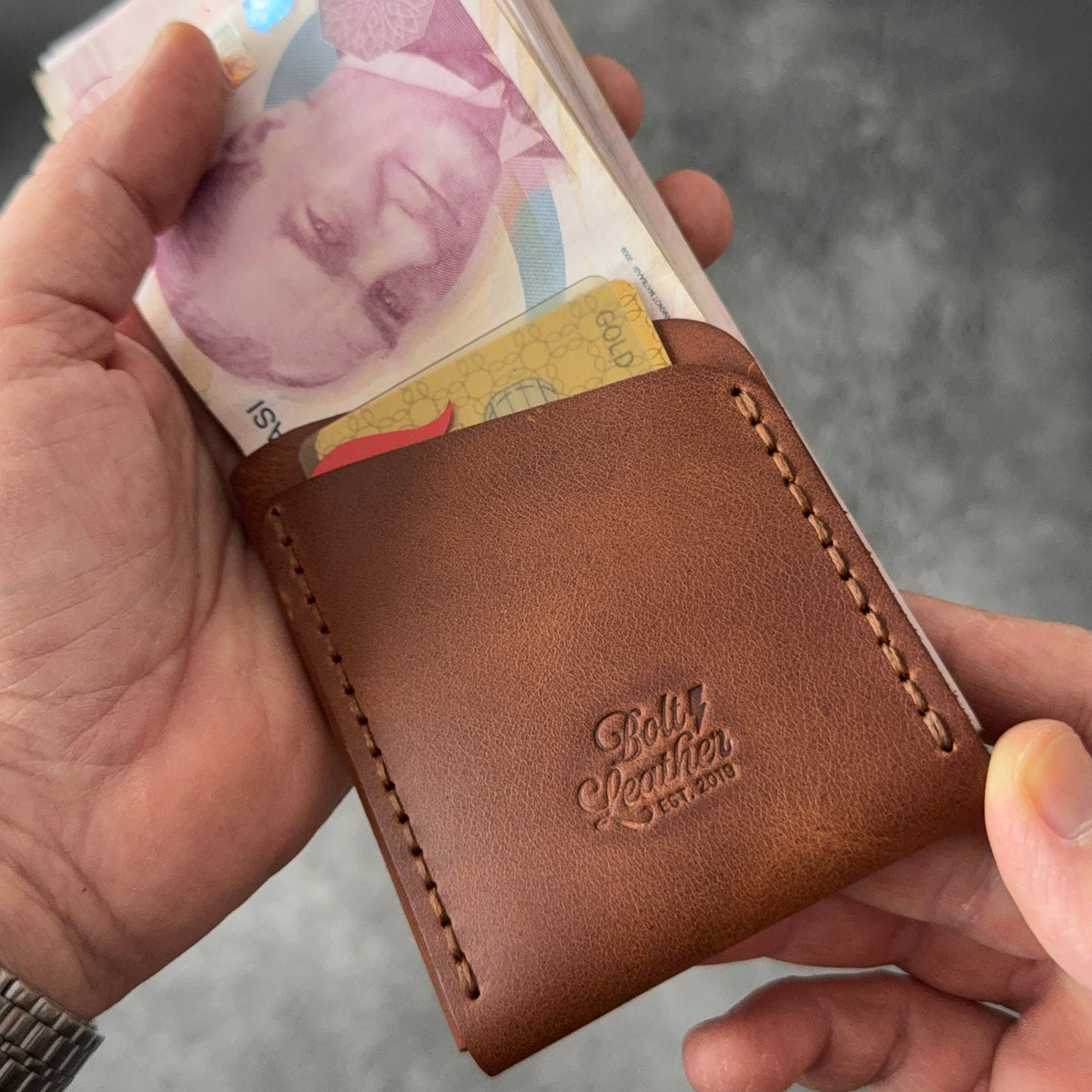 Hakiki dana derisinden tamamen el dikişiyle üretilen BoltLeather SLIDE cüzdanı keşfedin. 30–40 banknot kapasitesi ve 2 ayrı kart cebiyle günlük kullanım için ideal.