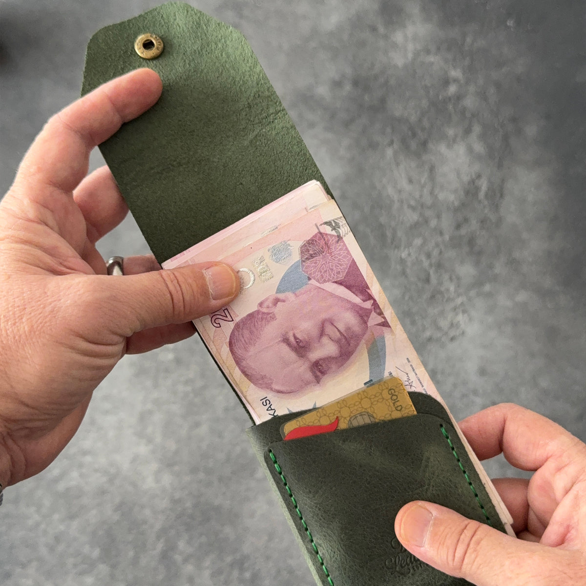 Hakiki dana derisinden tamamen el dikişiyle üretilen BoltLeather SLIDE cüzdanı keşfedin. 30–40 banknot kapasitesi ve 2 ayrı kart cebiyle günlük kullanım için ideal.