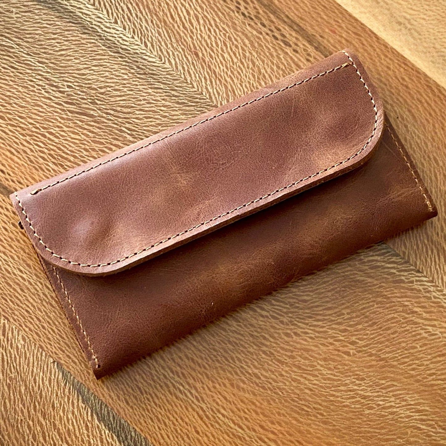 tütün kesesi, tütün çantası, camel renk, el yapımı, gerçek deri, %100 Hakiki Deri, El dikişi, gerçek dana derisi, minimalist tasarım, vintage, kişiye özel hediye, kişiselleştirme seçeneği