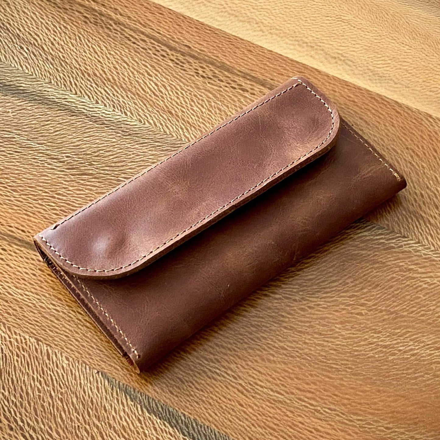 tütün kesesi, tütün çantası, camel renk, el yapımı, gerçek deri, %100 Hakiki Deri, El dikişi, gerçek dana derisi, minimalist tasarım, vintage, kişiye özel hediye, kişiselleştirme seçeneği