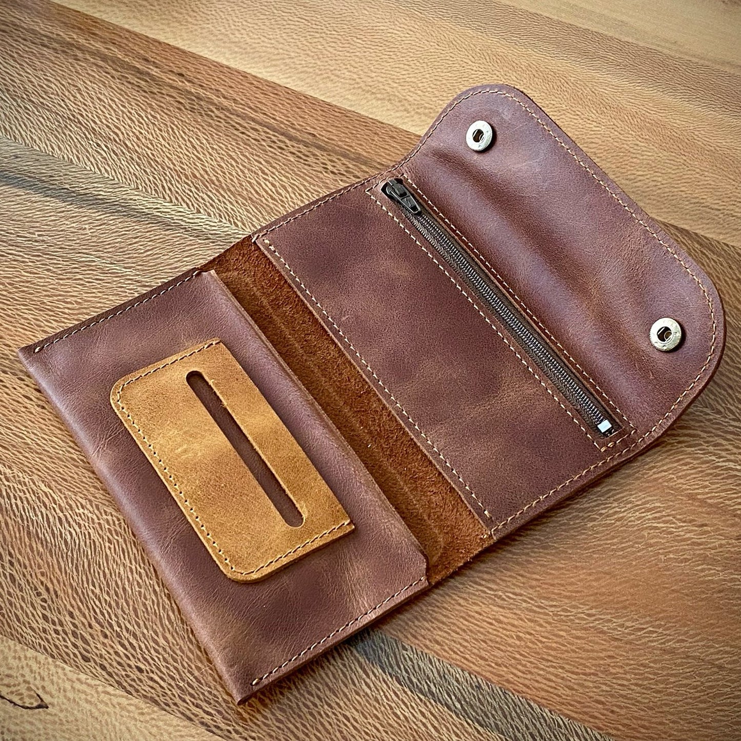 tütün kesesi, tütün çantası, camel renk, el yapımı, gerçek deri, %100 Hakiki Deri, El dikişi, gerçek dana derisi, minimalist tasarım, vintage, kişiye özel hediye, kişiselleştirme seçeneği