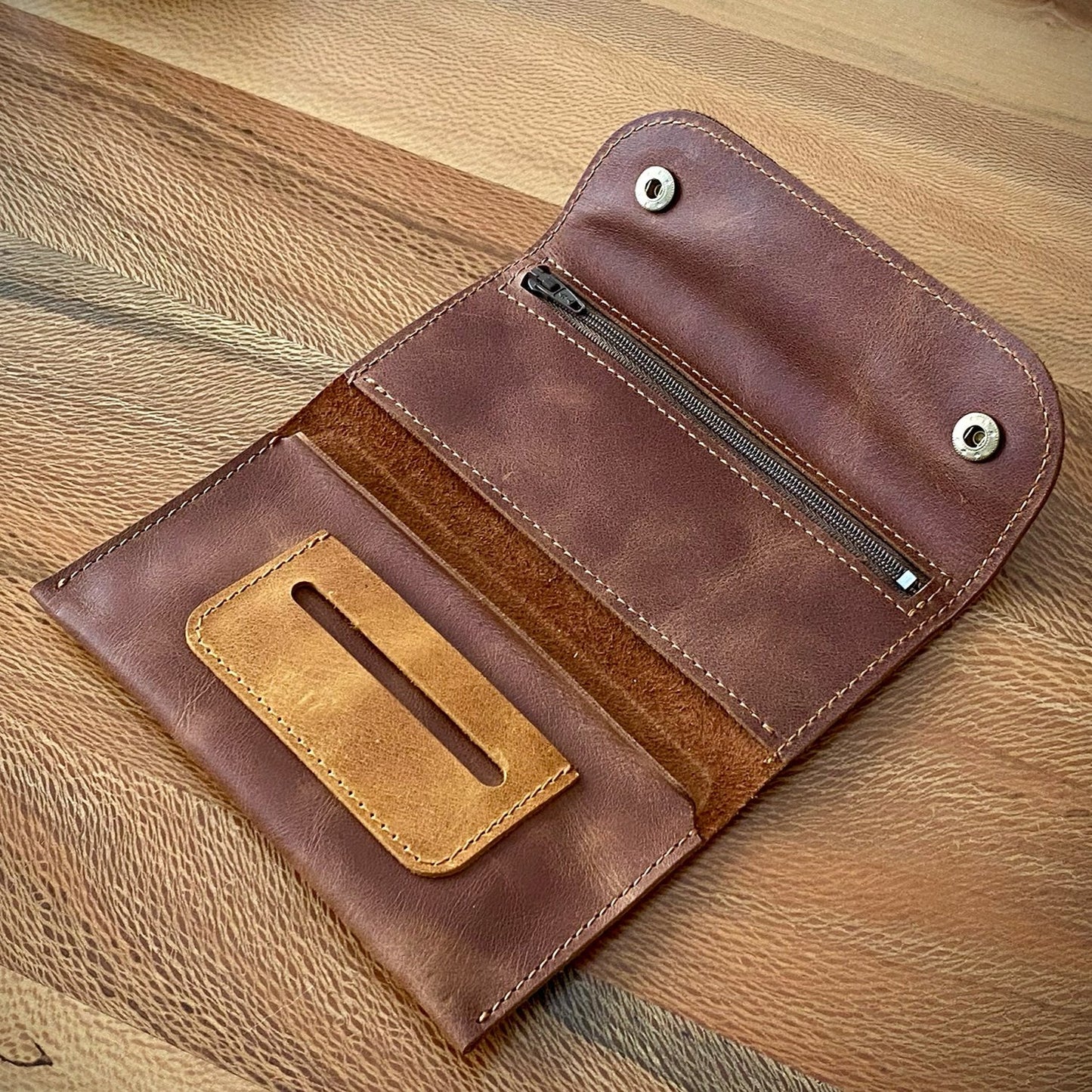 tütün kesesi, tütün çantası, camel renk, el yapımı, gerçek deri, %100 Hakiki Deri, El dikişi, gerçek dana derisi, minimalist tasarım, vintage, kişiye özel hediye, kişiselleştirme seçeneği