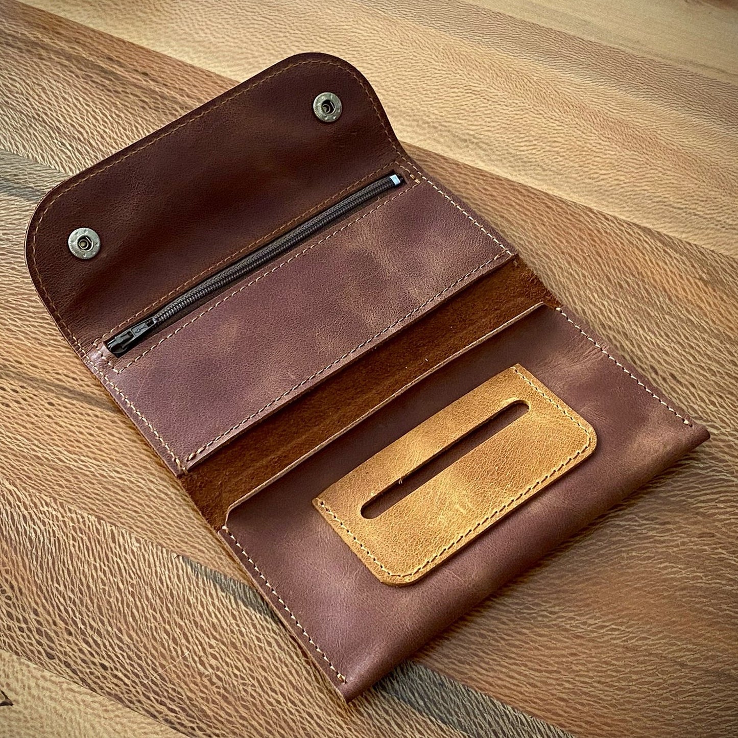 tütün kesesi, tütün çantası, camel renk, el yapımı, gerçek deri, %100 Hakiki Deri, El dikişi, gerçek dana derisi, minimalist tasarım, vintage, kişiye özel hediye, kişiselleştirme seçeneği