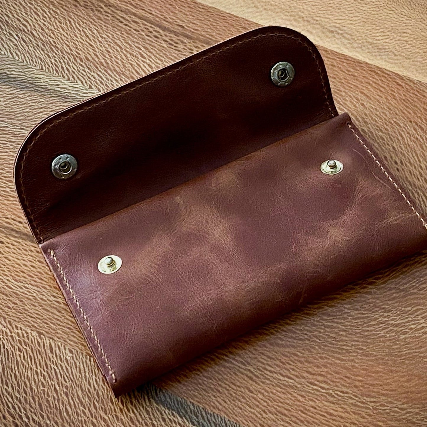 tütün kesesi, tütün çantası, camel renk, el yapımı, gerçek deri, %100 Hakiki Deri, El dikişi, gerçek dana derisi, minimalist tasarım, vintage, kişiye özel hediye, kişiselleştirme seçeneği