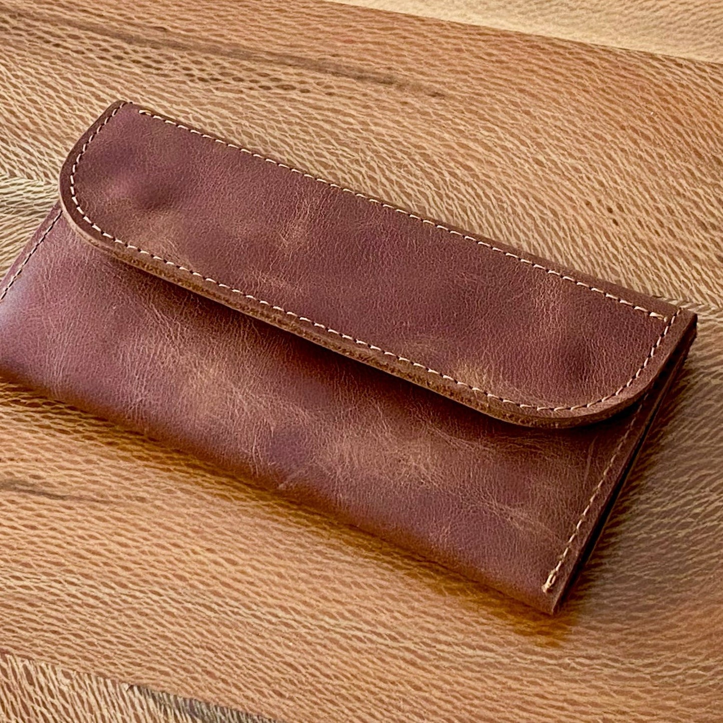 tütün kesesi, tütün çantası, camel renk, el yapımı, gerçek deri, %100 Hakiki Deri, El dikişi, gerçek dana derisi, minimalist tasarım, vintage, kişiye özel hediye, kişiselleştirme seçeneği