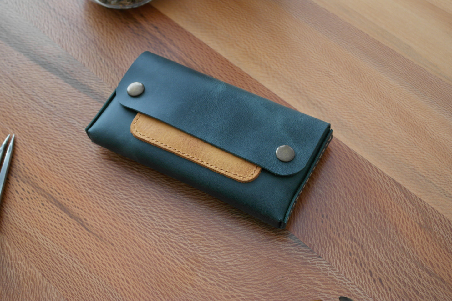 tütün kesesi, tütün çantası, camel renk, el yapımı, gerçek deri, %100 Hakiki Deri, El dikişi, gerçek dana derisi, minimalist tasarım, vintage, kişiye özel hediye, kişiselleştirme seçeneği