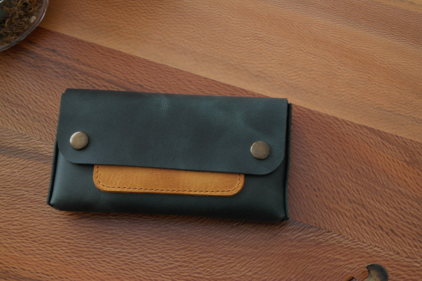tütün kesesi, tütün çantası, camel renk, el yapımı, gerçek deri, %100 Hakiki Deri, El dikişi, gerçek dana derisi, minimalist tasarım, vintage, kişiye özel hediye, kişiselleştirme seçeneği