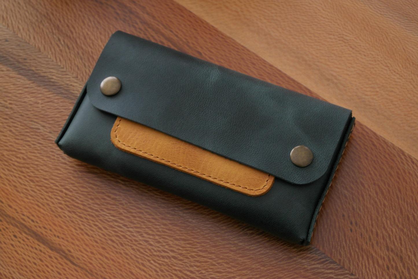 tütün kesesi, tütün çantası, camel renk, el yapımı, gerçek deri, %100 Hakiki Deri, El dikişi, gerçek dana derisi, minimalist tasarım, vintage, kişiye özel hediye, kişiselleştirme seçeneği