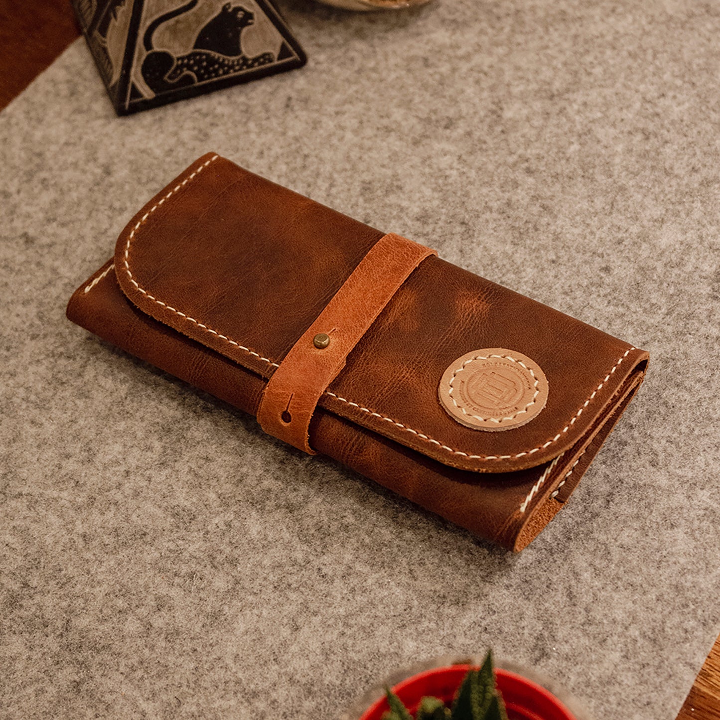 tütün kesesi, tütün çantası, camel renk, el yapımı, gerçek deri, %100 Hakiki Deri, El dikişi, gerçek dana derisi, minimalist tasarım, vintage, kişiye özel hediye, kişiselleştirme seçeneği