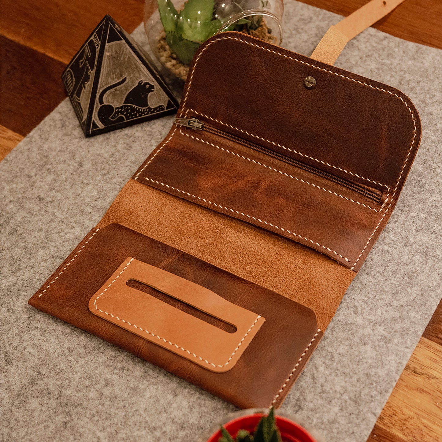 tütün kesesi, tütün çantası, camel renk, el yapımı, gerçek deri, %100 Hakiki Deri, El dikişi, gerçek dana derisi, minimalist tasarım, vintage, kişiye özel hediye, kişiselleştirme seçeneği