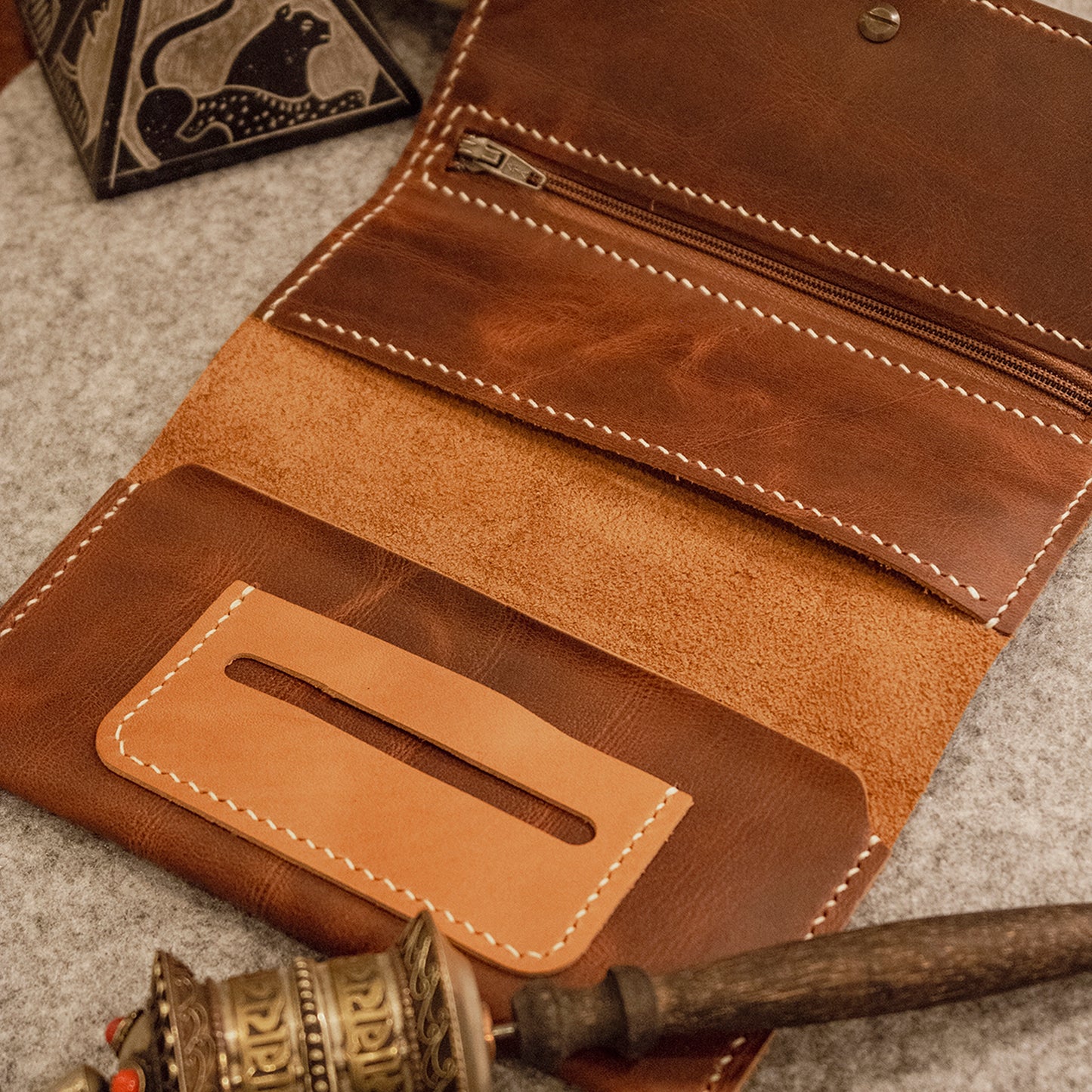 tütün kesesi, tütün çantası, camel renk, el yapımı, gerçek deri, %100 Hakiki Deri, El dikişi, gerçek dana derisi, minimalist tasarım, vintage, kişiye özel hediye, kişiselleştirme seçeneği