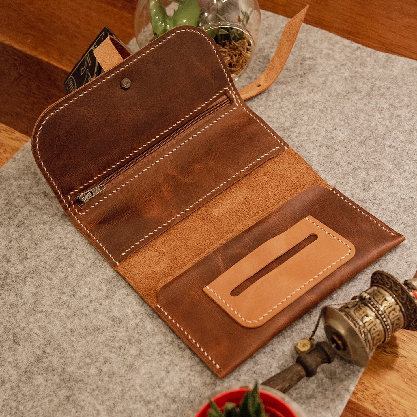 tütün kesesi, tütün çantası, camel renk, el yapımı, gerçek deri, %100 Hakiki Deri, El dikişi, gerçek dana derisi, minimalist tasarım, vintage, kişiye özel hediye, kişiselleştirme seçeneği
