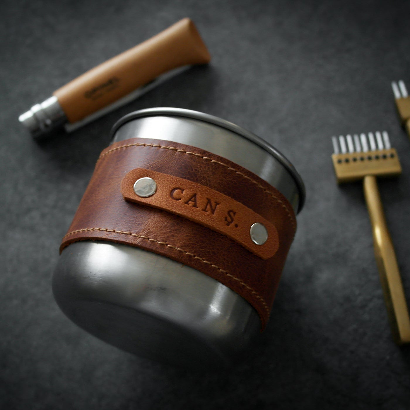 Tamamen hakiki deriden, el işçiliğiyle üretilen bu bardak kılıfı; sıcaklığa karşı elinizi korurken bardağınıza karakter katar. Günlük kullanım, ofis, kamp, seyahat ya da hediye için ideal bir aksesuardır.