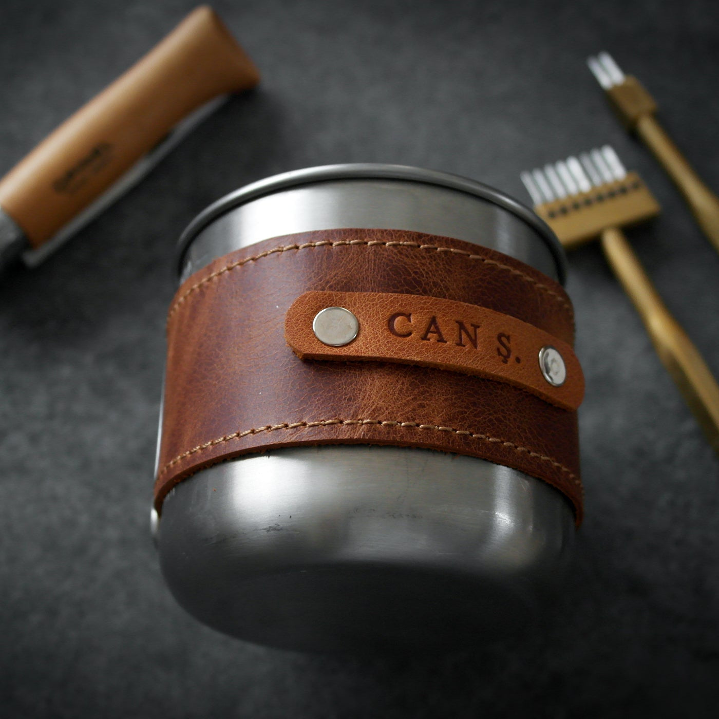 Tamamen hakiki deriden, el işçiliğiyle üretilen bu bardak kılıfı; sıcaklığa karşı elinizi korurken bardağınıza karakter katar. Günlük kullanım, ofis, kamp, seyahat ya da hediye için ideal bir aksesuardır.