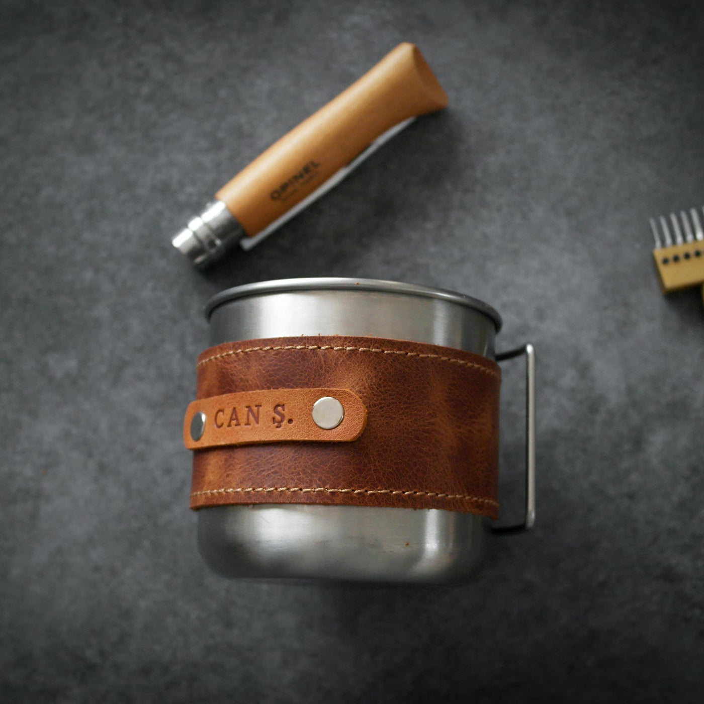 Tamamen hakiki deriden, el işçiliğiyle üretilen bu bardak kılıfı; sıcaklığa karşı elinizi korurken bardağınıza karakter katar. Günlük kullanım, ofis, kamp, seyahat ya da hediye için ideal bir aksesuardır.