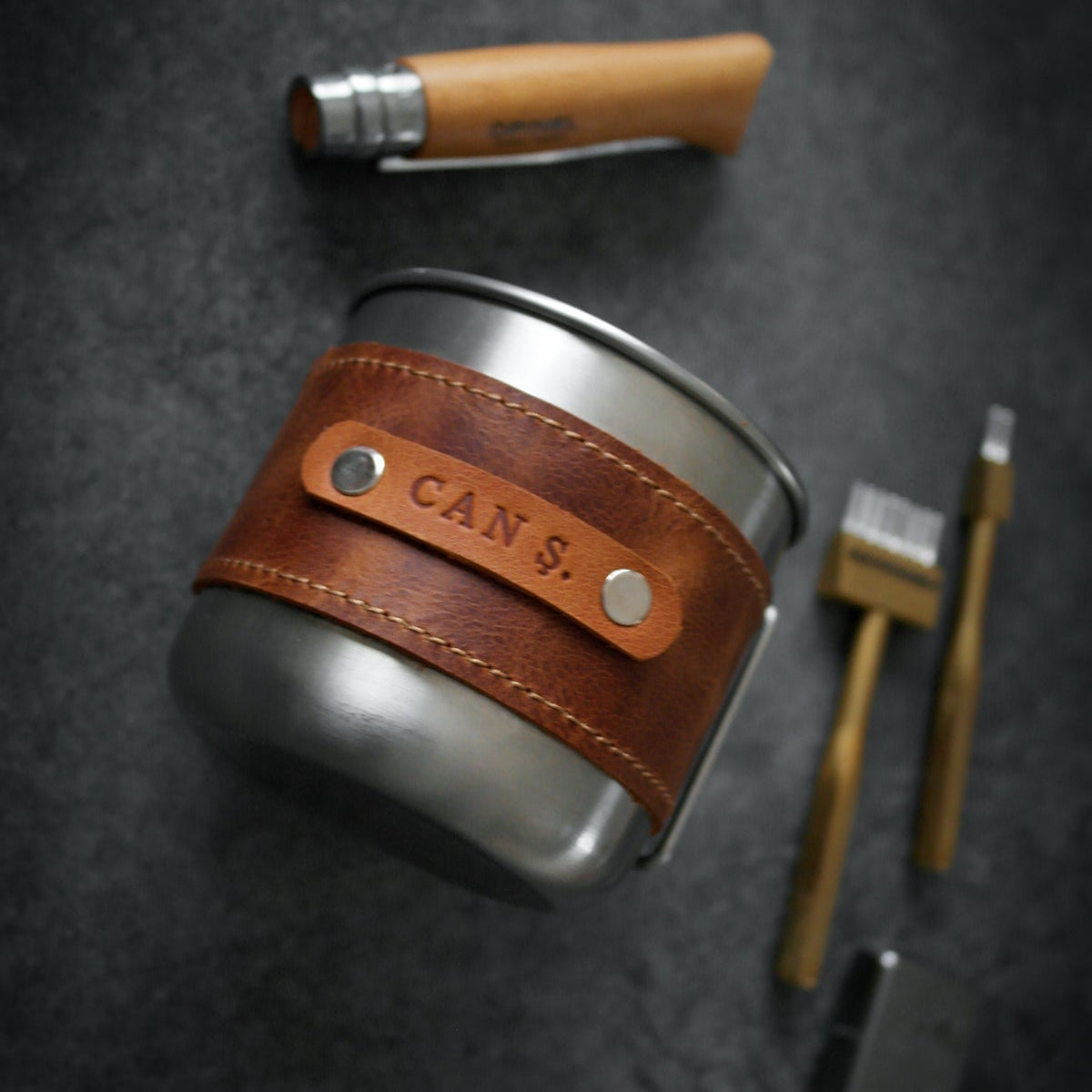 Tamamen hakiki deriden, el işçiliğiyle üretilen bu bardak kılıfı; sıcaklığa karşı elinizi korurken bardağınıza karakter katar. Günlük kullanım, ofis, kamp, seyahat ya da hediye için ideal bir aksesuardır.