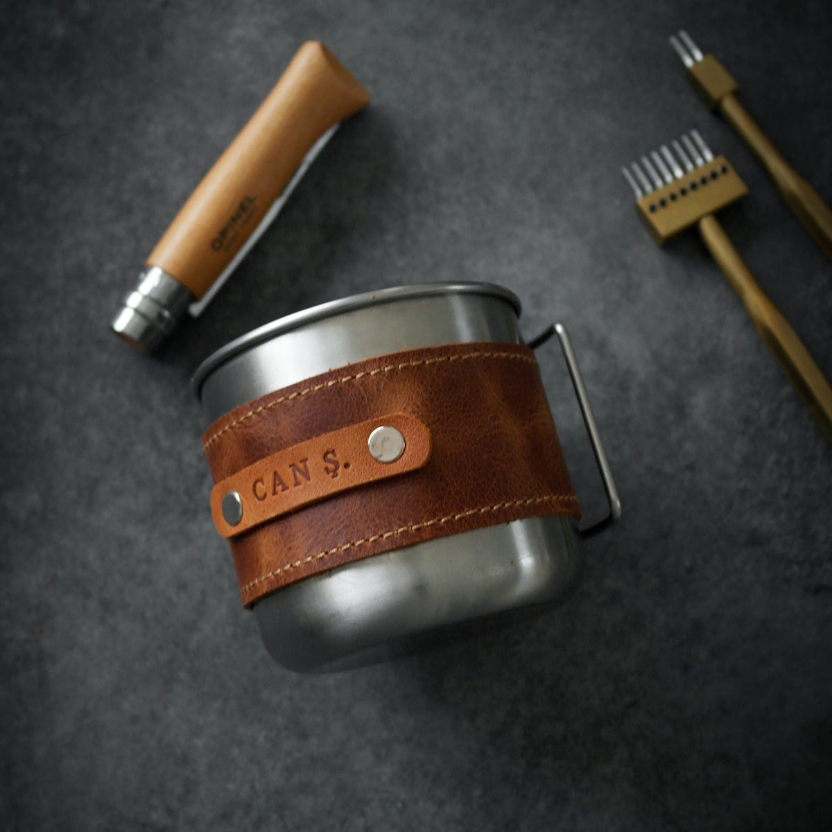 Tamamen hakiki deriden, el işçiliğiyle üretilen bu bardak kılıfı; sıcaklığa karşı elinizi korurken bardağınıza karakter katar. Günlük kullanım, ofis, kamp, seyahat ya da hediye için ideal bir aksesuardır.