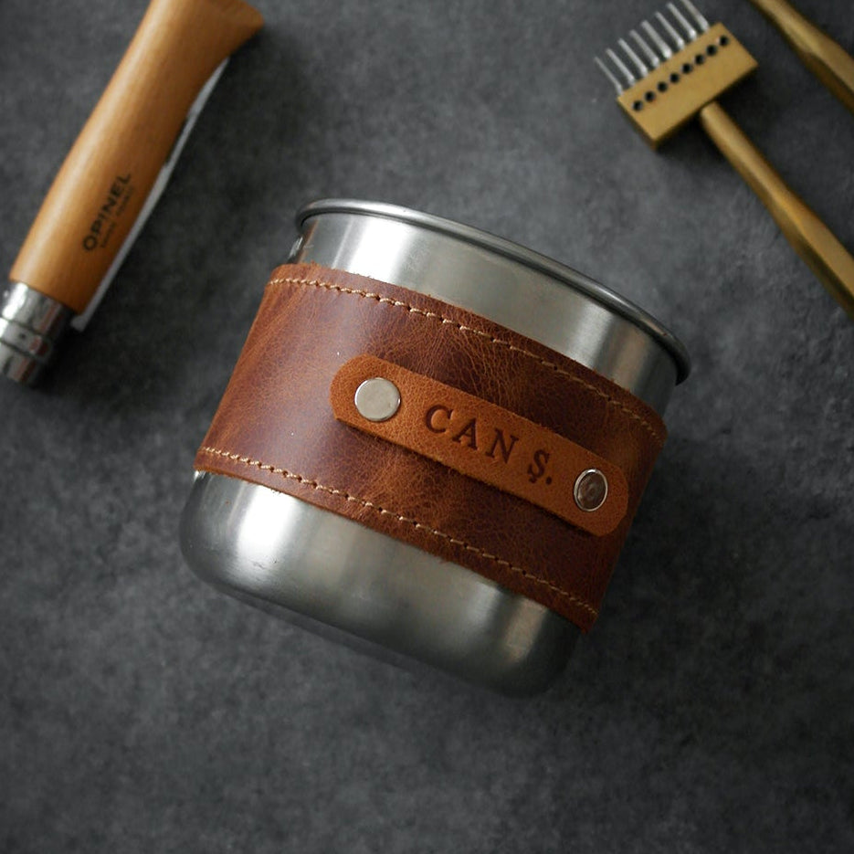 Tamamen hakiki deriden, el işçiliğiyle üretilen bu bardak kılıfı; sıcaklığa karşı elinizi korurken bardağınıza karakter katar. Günlük kullanım, ofis, kamp, seyahat ya da hediye için ideal bir aksesuardır.