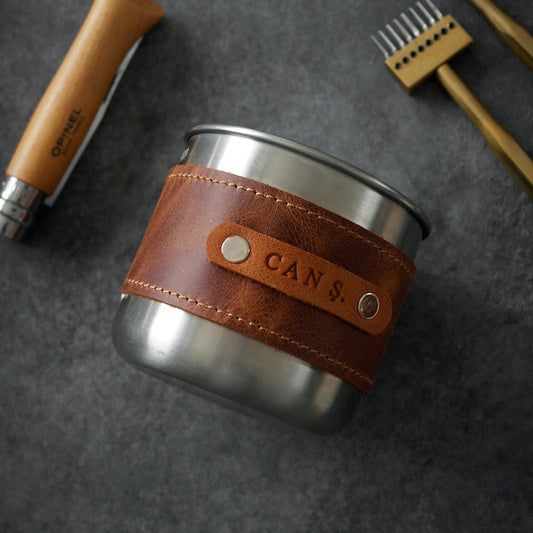 Tamamen hakiki deriden, el işçiliğiyle üretilen bu bardak kılıfı; sıcaklığa karşı elinizi korurken bardağınıza karakter katar. Günlük kullanım, ofis, kamp, seyahat ya da hediye için ideal bir aksesuardır.