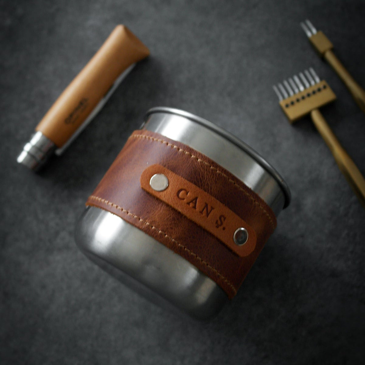 Tamamen hakiki deriden, el işçiliğiyle üretilen bu bardak kılıfı; sıcaklığa karşı elinizi korurken bardağınıza karakter katar. Günlük kullanım, ofis, kamp, seyahat ya da hediye için ideal bir aksesuardır.