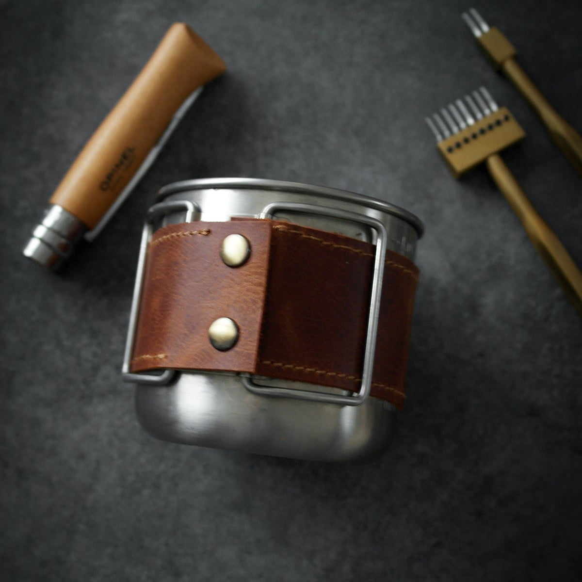 Tamamen hakiki deriden, el işçiliğiyle üretilen bu bardak kılıfı; sıcaklığa karşı elinizi korurken bardağınıza karakter katar. Günlük kullanım, ofis, kamp, seyahat ya da hediye için ideal bir aksesuardır.