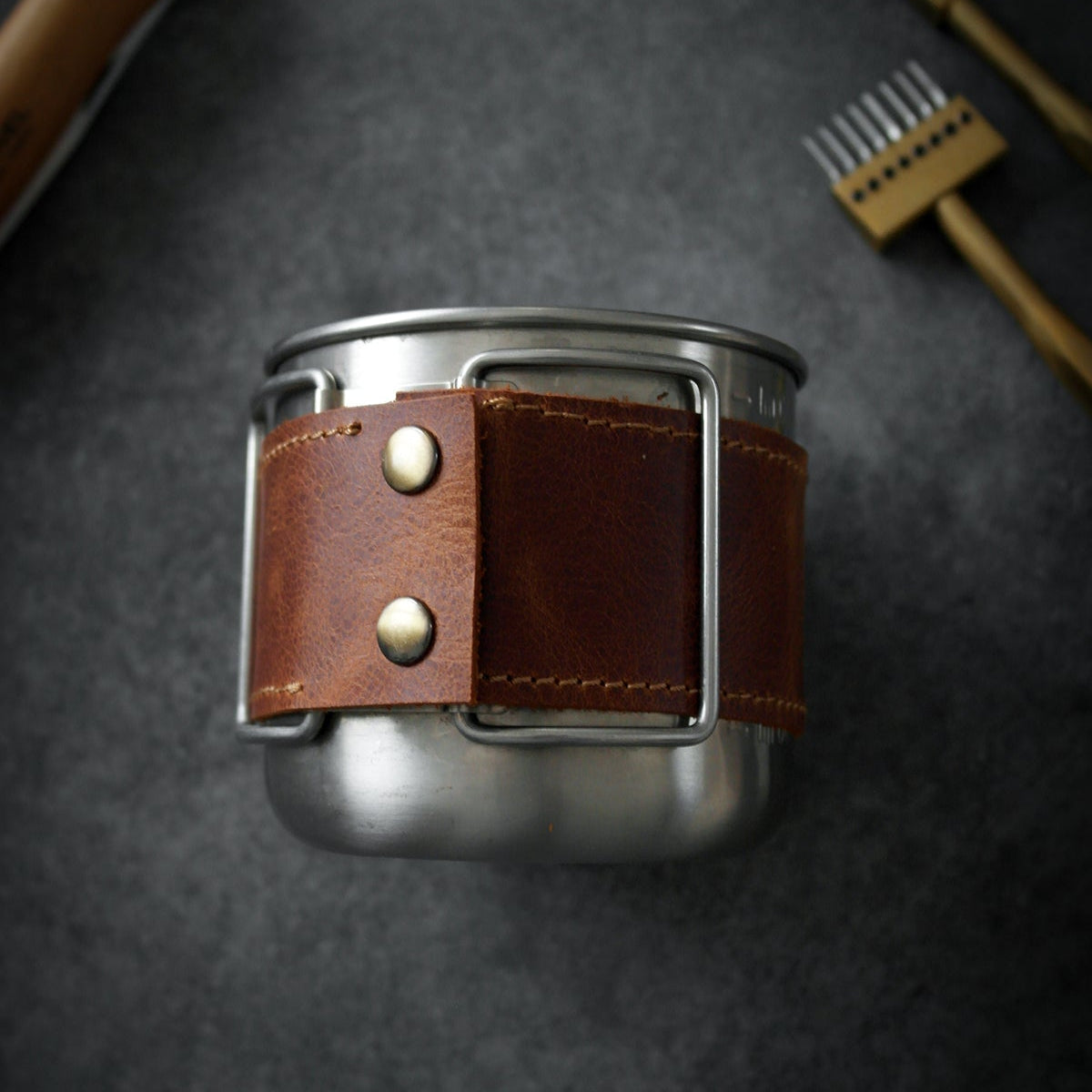 Tamamen hakiki deriden, el işçiliğiyle üretilen bu bardak kılıfı; sıcaklığa karşı elinizi korurken bardağınıza karakter katar. Günlük kullanım, ofis, kamp, seyahat ya da hediye için ideal bir aksesuardır.