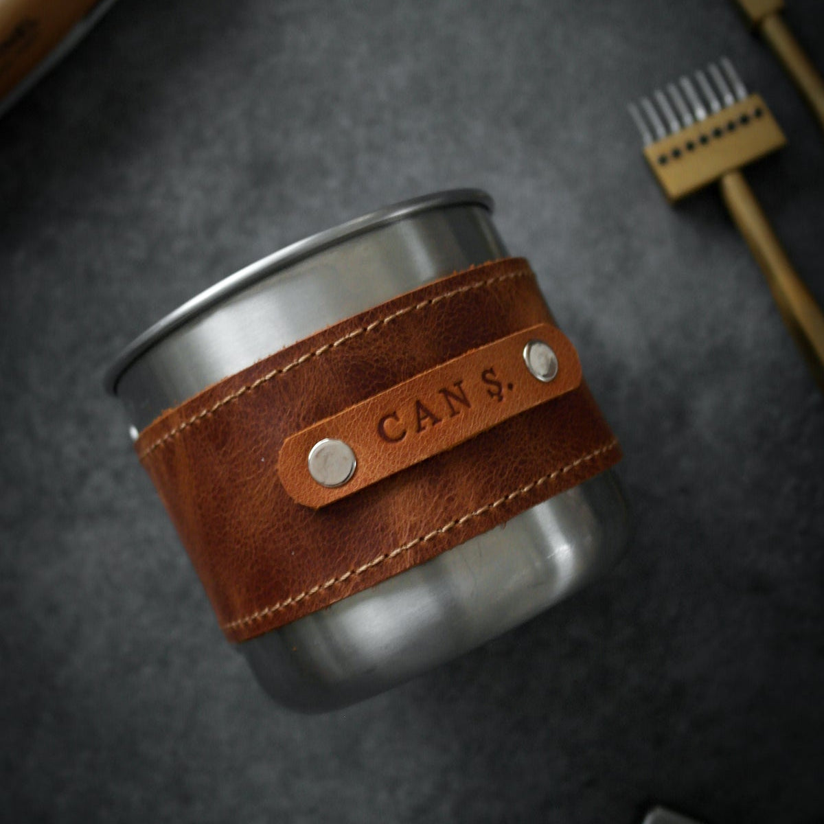 Tamamen hakiki deriden, el işçiliğiyle üretilen bu bardak kılıfı; sıcaklığa karşı elinizi korurken bardağınıza karakter katar. Günlük kullanım, ofis, kamp, seyahat ya da hediye için ideal bir aksesuardır.