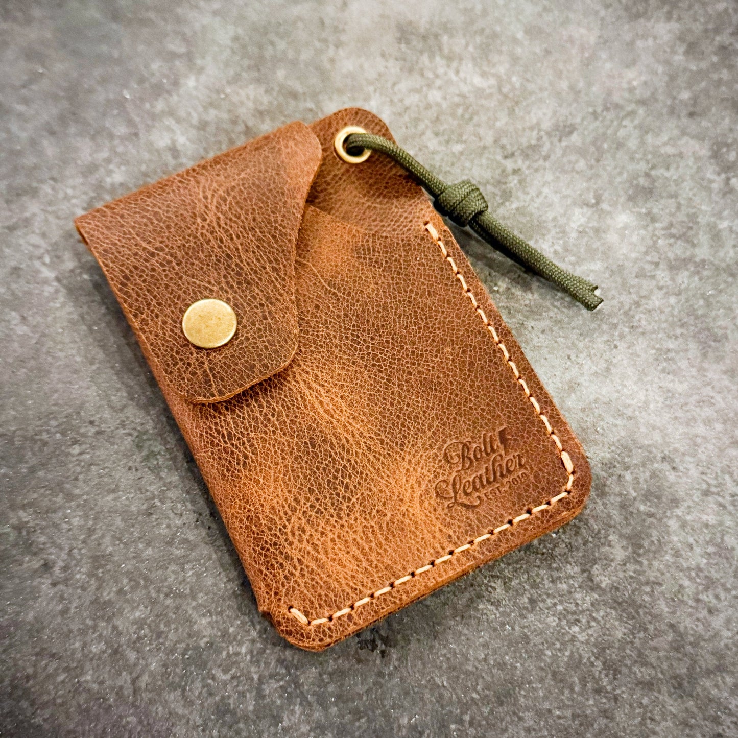 El yapımı %100 deri BOLT TERRA cüzdan — doğadan ilham alan, zamana dayanıklı bir outdoor aksesuar.
Gerçek deri, el emeği, özgün tasarım.
🪶 Crafted for the Trail.