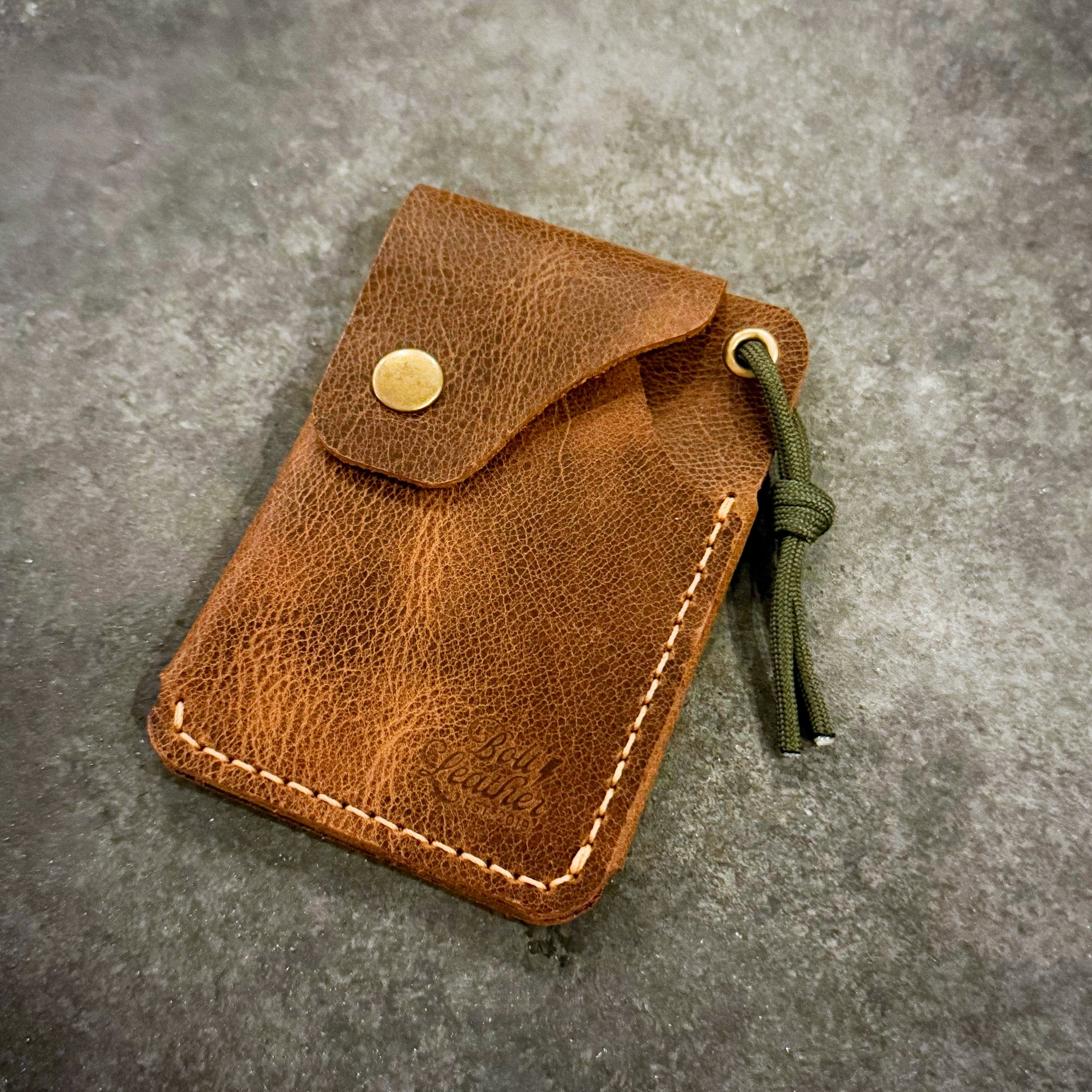 El yapımı %100 deri BOLT TERRA cüzdan — doğadan ilham alan, zamana dayanıklı bir outdoor aksesuar.
Gerçek deri, el emeği, özgün tasarım.
🪶 Crafted for the Trail.