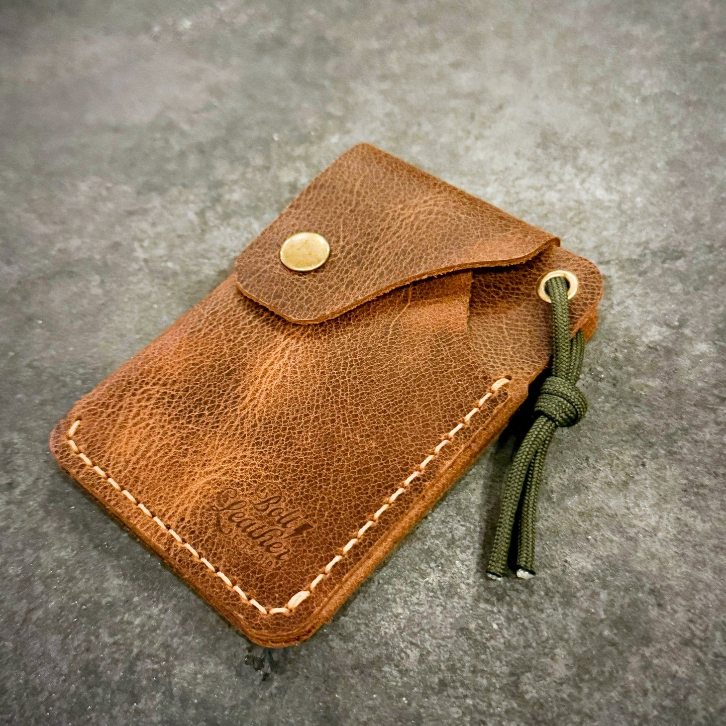 El yapımı %100 deri BOLT TERRA cüzdan — doğadan ilham alan, zamana dayanıklı bir outdoor aksesuar.
Gerçek deri, el emeği, özgün tasarım.
🪶 Crafted for the Trail.