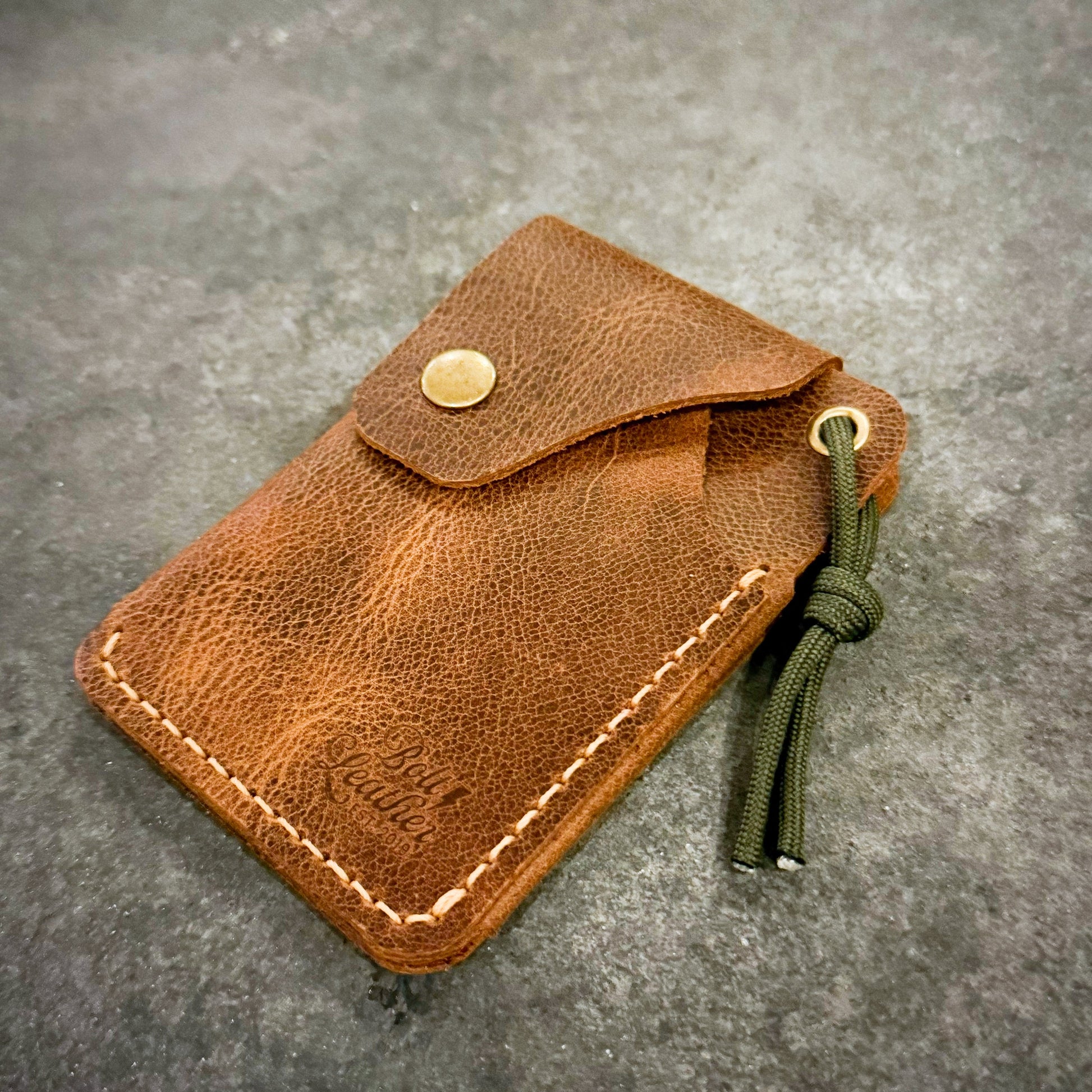 El yapımı %100 deri BOLT TERRA cüzdan — doğadan ilham alan, zamana dayanıklı bir outdoor aksesuar.
Gerçek deri, el emeği, özgün tasarım.
🪶 Crafted for the Trail.