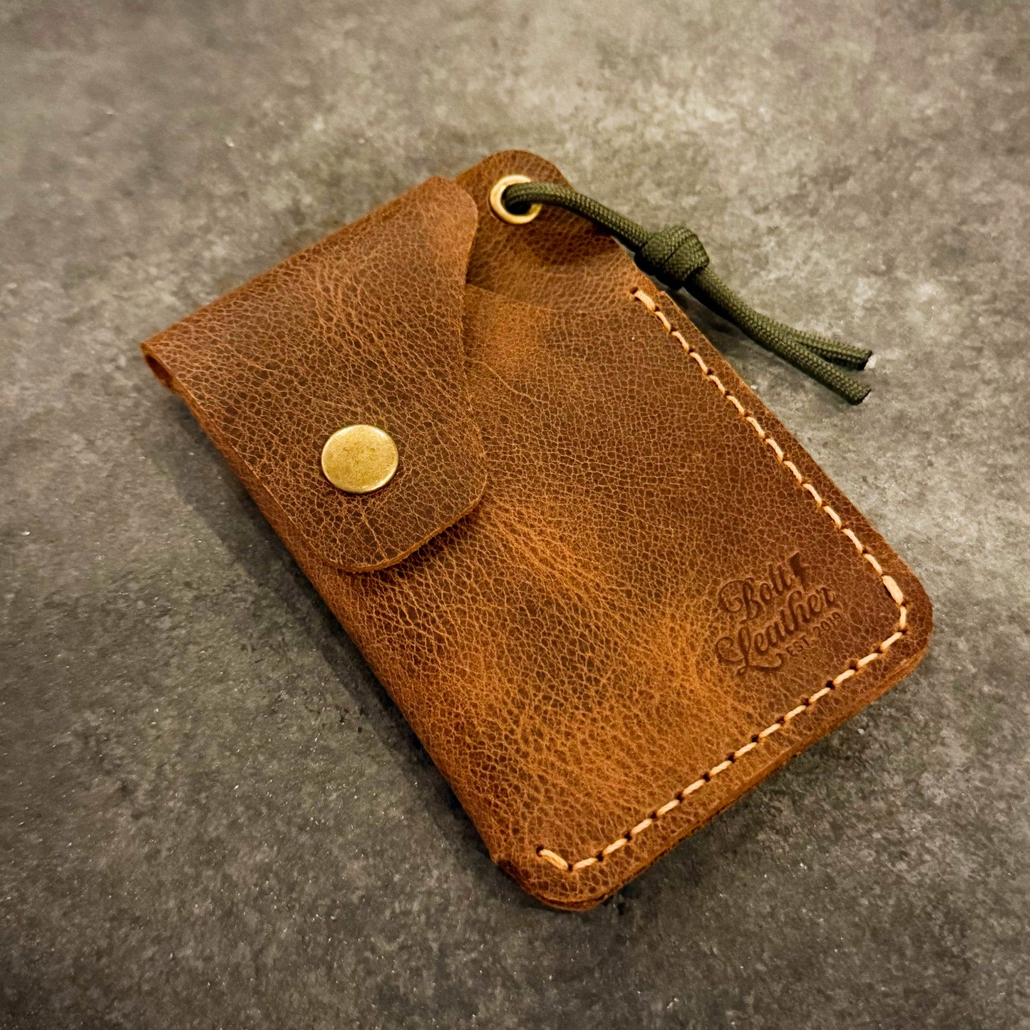 El yapımı %100 deri BOLT TERRA cüzdan — doğadan ilham alan, zamana dayanıklı bir outdoor aksesuar.
Gerçek deri, el emeği, özgün tasarım.
🪶 Crafted for the Trail.