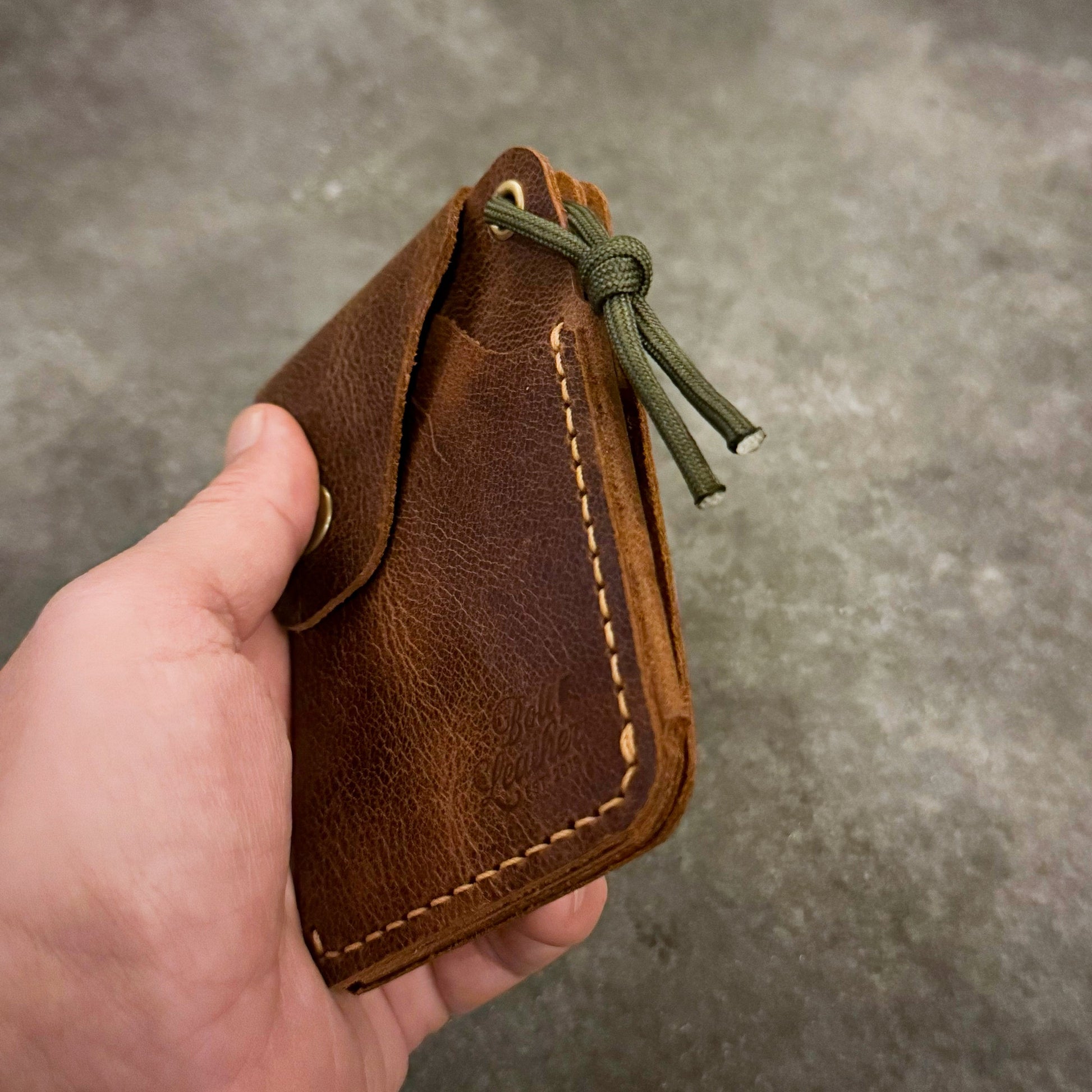 El yapımı %100 deri BOLT TERRA cüzdan — doğadan ilham alan, zamana dayanıklı bir outdoor aksesuar.
Gerçek deri, el emeği, özgün tasarım.
🪶 Crafted for the Trail.