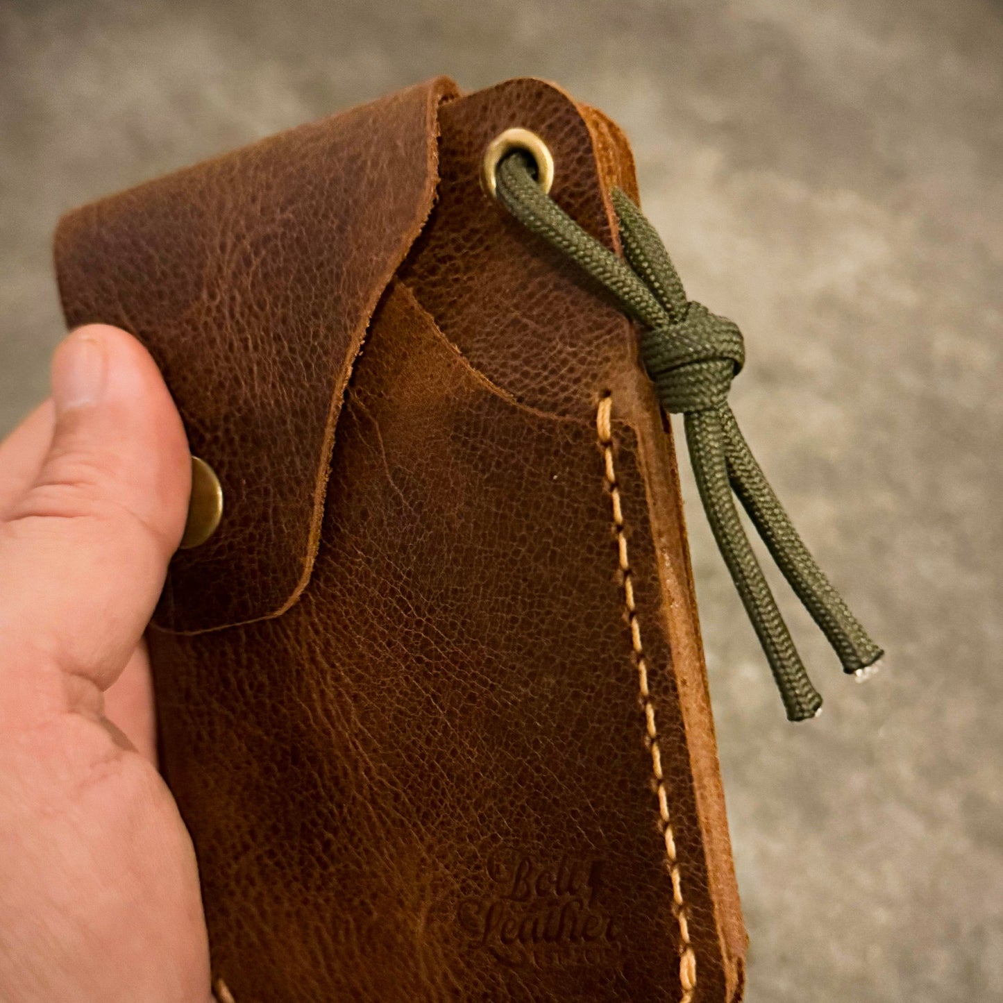 El yapımı %100 deri BOLT TERRA cüzdan — doğadan ilham alan, zamana dayanıklı bir outdoor aksesuar.
Gerçek deri, el emeği, özgün tasarım.
🪶 Crafted for the Trail.