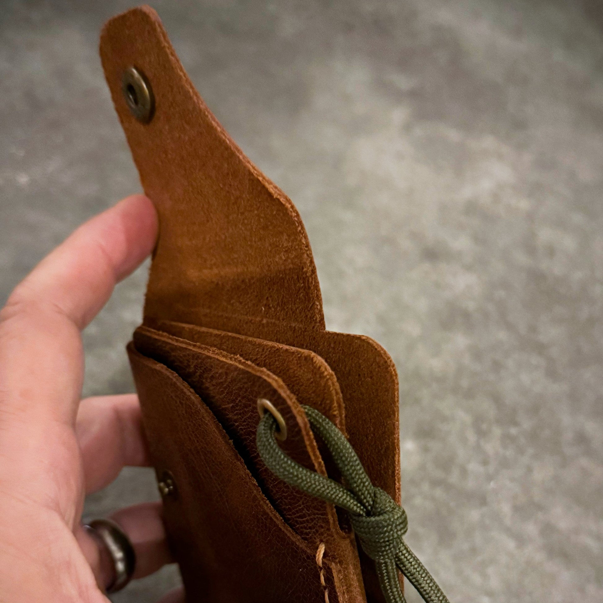 El yapımı %100 deri BOLT TERRA cüzdan — doğadan ilham alan, zamana dayanıklı bir outdoor aksesuar.
Gerçek deri, el emeği, özgün tasarım.
🪶 Crafted for the Trail.