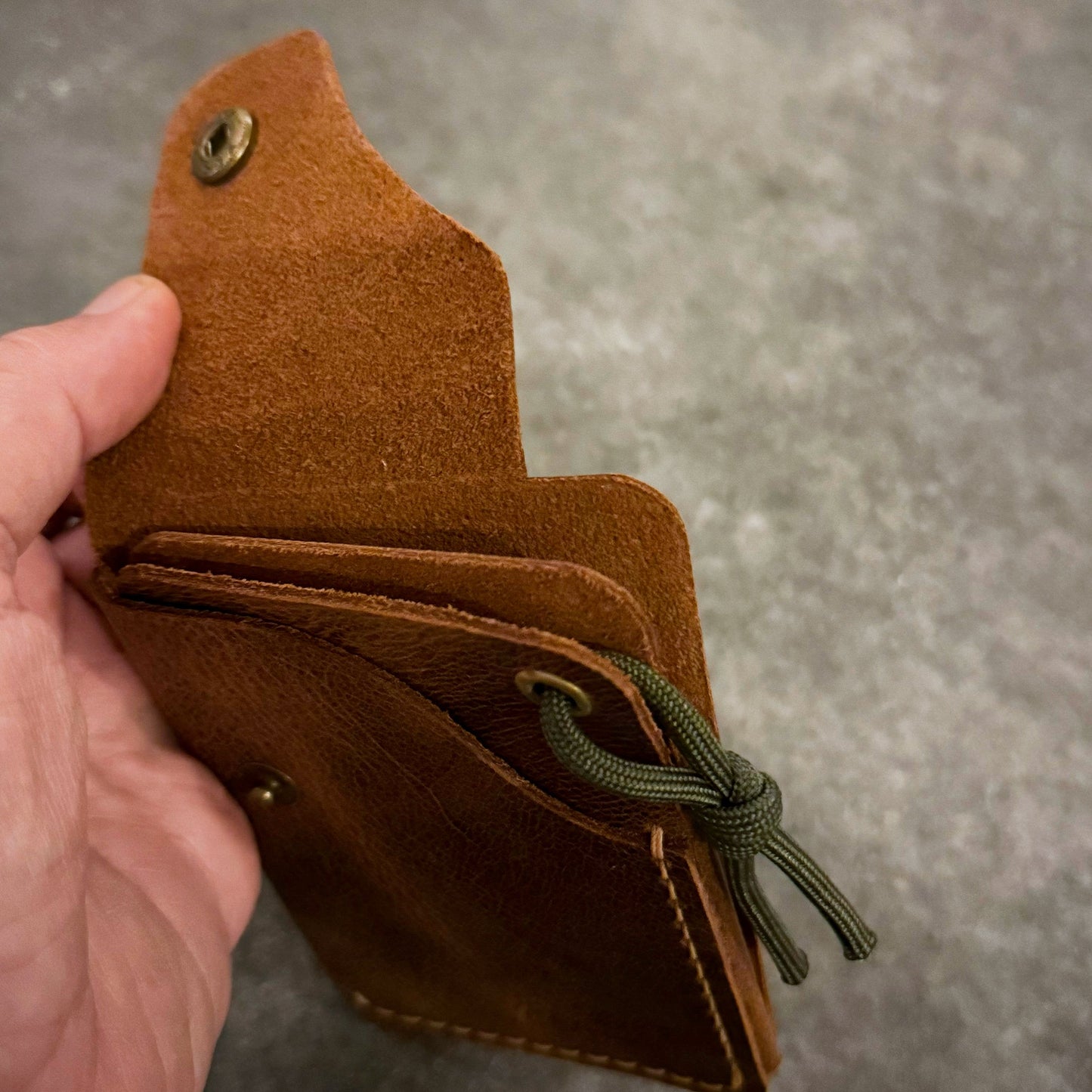 El yapımı %100 deri BOLT TERRA cüzdan — doğadan ilham alan, zamana dayanıklı bir outdoor aksesuar.
Gerçek deri, el emeği, özgün tasarım.
🪶 Crafted for the Trail.