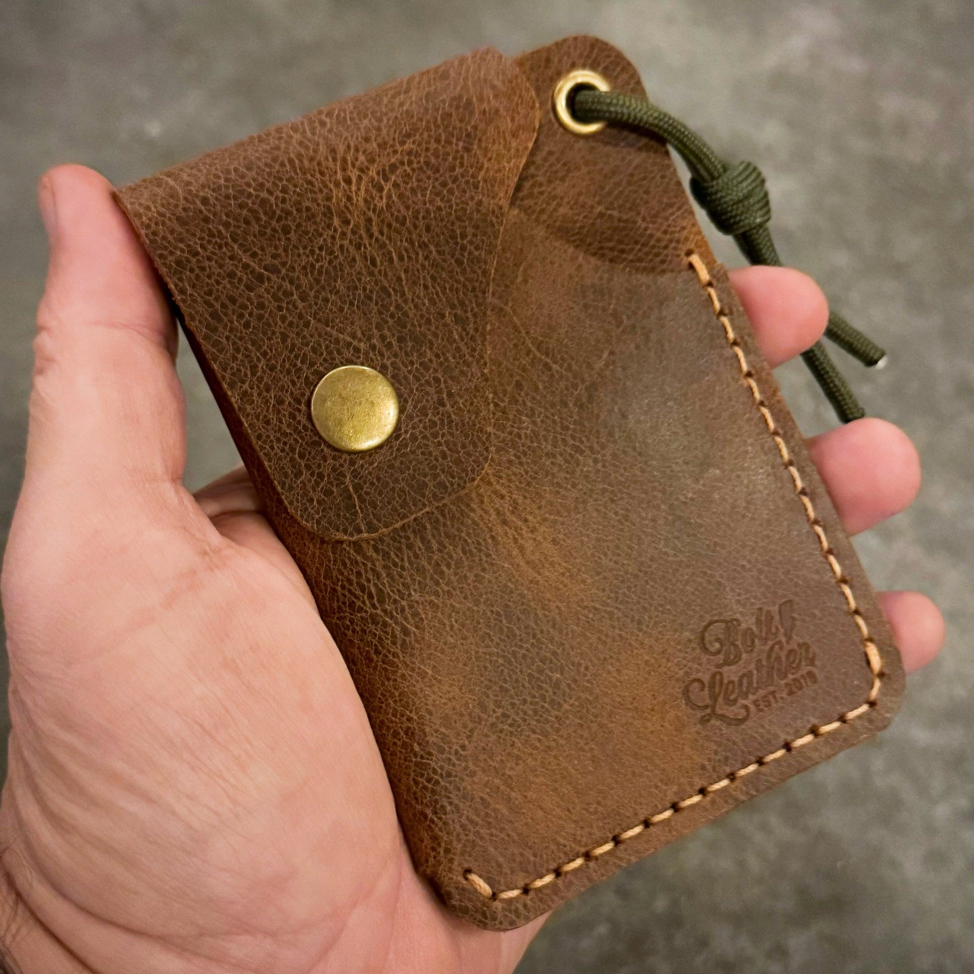 El yapımı %100 deri BOLT TERRA cüzdan — doğadan ilham alan, zamana dayanıklı bir outdoor aksesuar.
Gerçek deri, el emeği, özgün tasarım.
🪶 Crafted for the Trail.