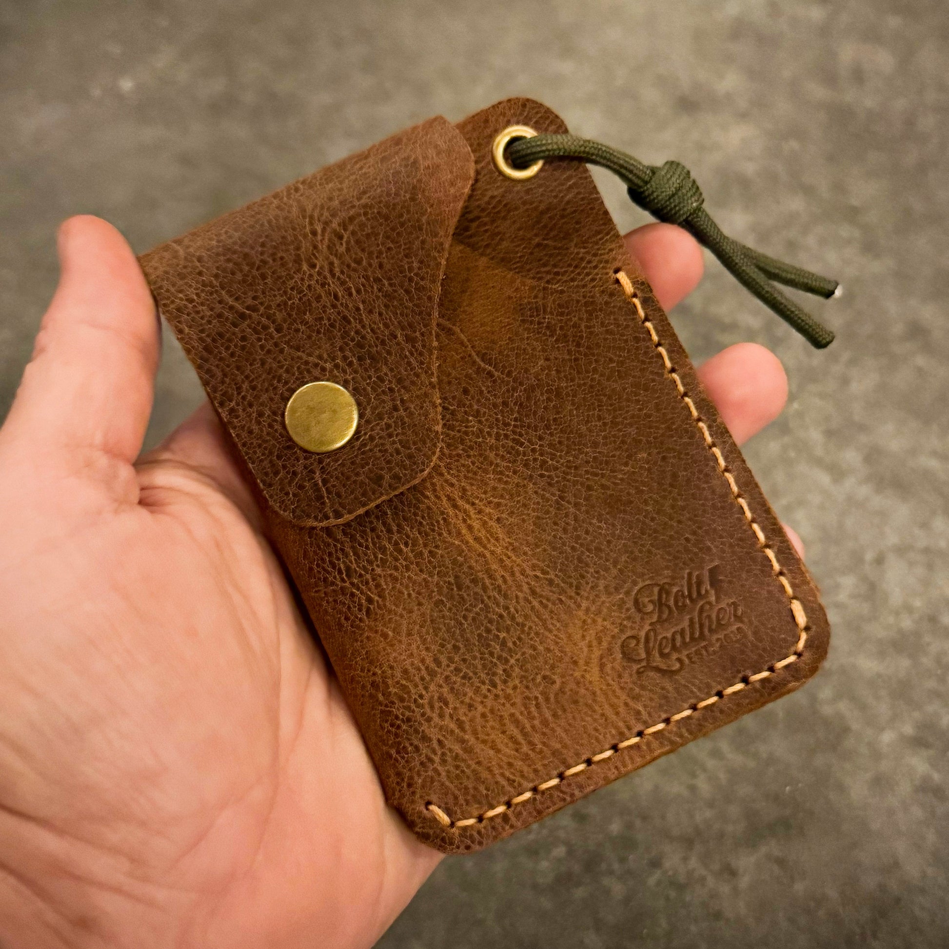 El yapımı %100 deri BOLT TERRA cüzdan — doğadan ilham alan, zamana dayanıklı bir outdoor aksesuar.
Gerçek deri, el emeği, özgün tasarım.
🪶 Crafted for the Trail.