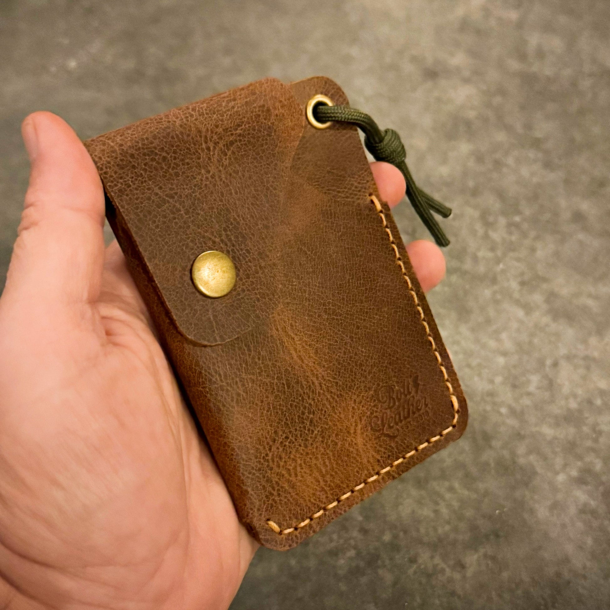 El yapımı %100 deri BOLT TERRA cüzdan — doğadan ilham alan, zamana dayanıklı bir outdoor aksesuar.
Gerçek deri, el emeği, özgün tasarım.
🪶 Crafted for the Trail.