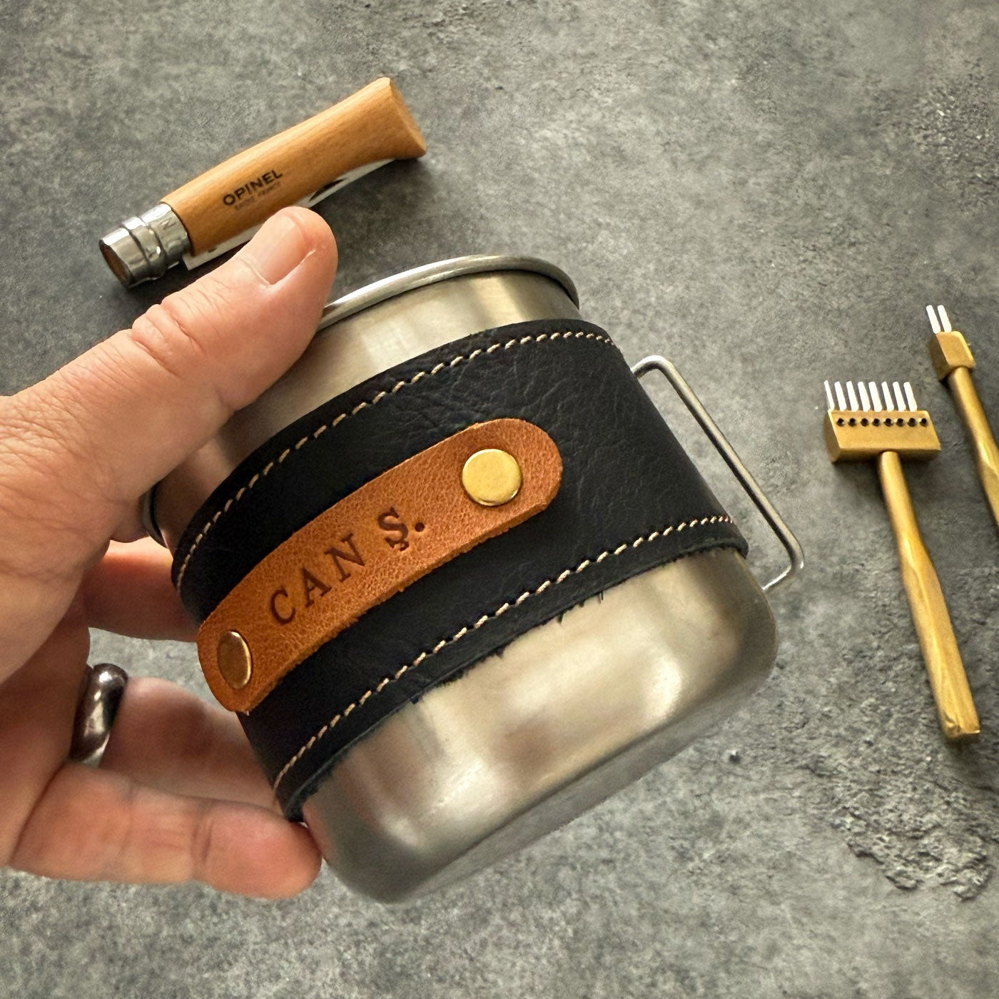 Tamamen hakiki deriden, el işçiliğiyle üretilen bu bardak kılıfı; sıcaklığa karşı elinizi korurken bardağınıza karakter katar. Günlük kullanım, ofis, kamp, seyahat ya da hediye için ideal bir aksesuardır.