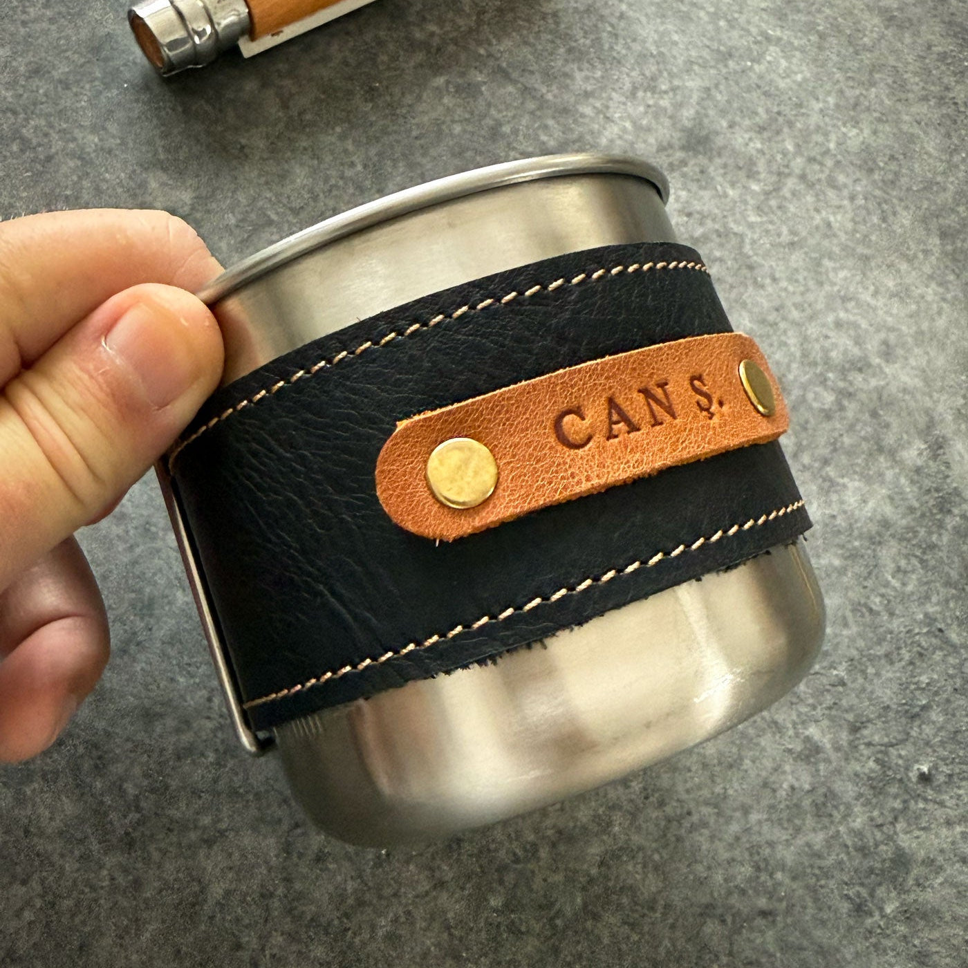 Tamamen hakiki deriden, el işçiliğiyle üretilen bu bardak kılıfı; sıcaklığa karşı elinizi korurken bardağınıza karakter katar. Günlük kullanım, ofis, kamp, seyahat ya da hediye için ideal bir aksesuardır.