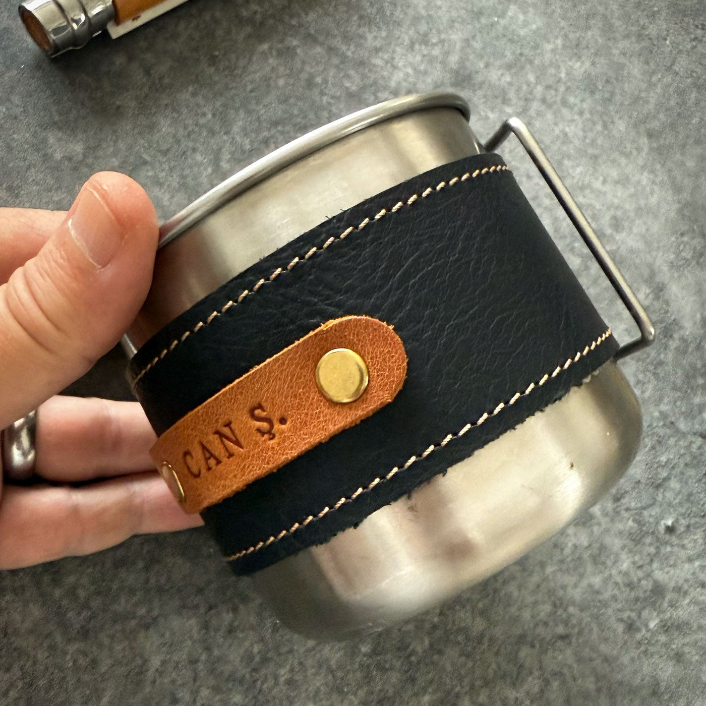 Tamamen hakiki deriden, el işçiliğiyle üretilen bu bardak kılıfı; sıcaklığa karşı elinizi korurken bardağınıza karakter katar. Günlük kullanım, ofis, kamp, seyahat ya da hediye için ideal bir aksesuardır.