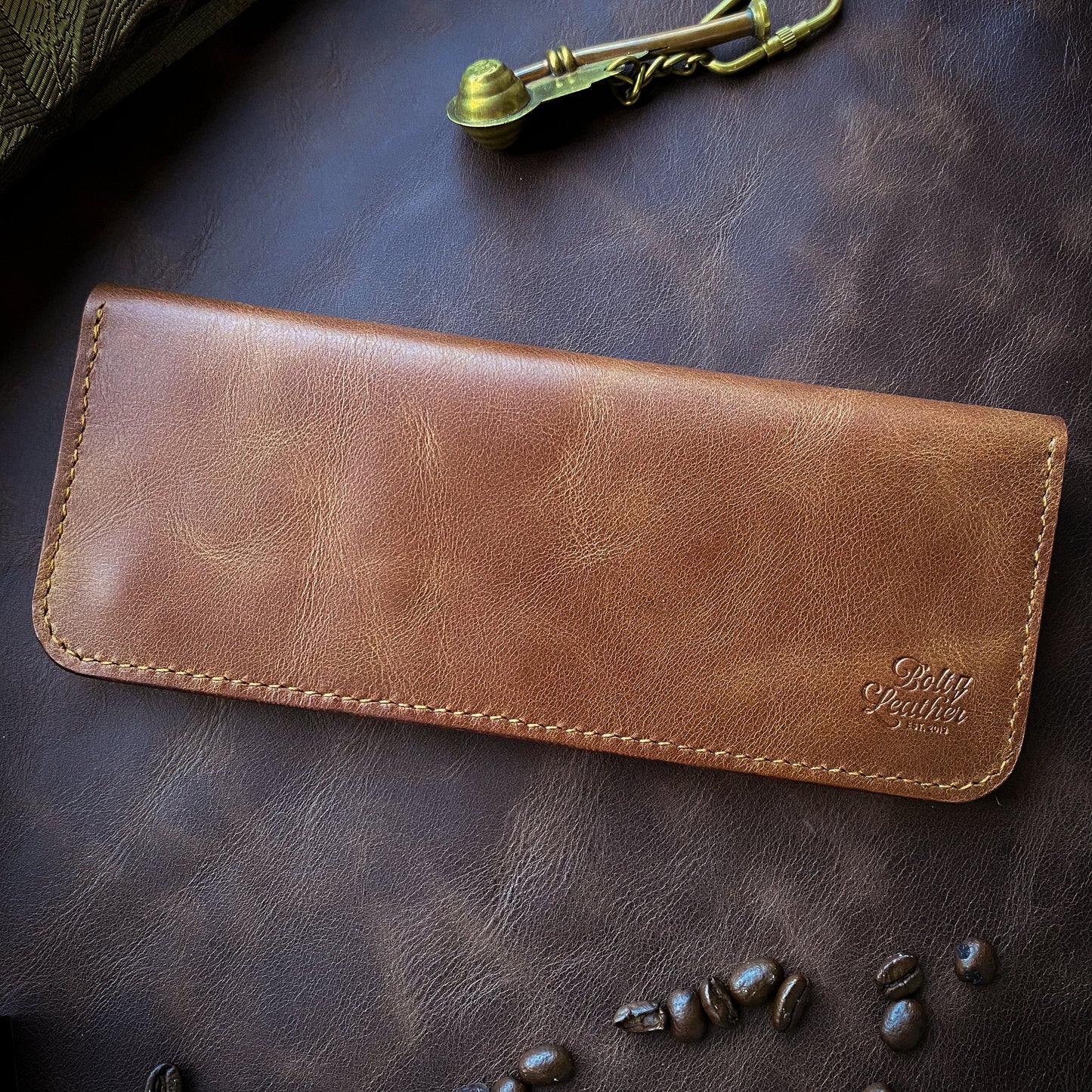 El yapımı deri erkek cüzdan – el dikişi, minimalist tasarım, ücretsiz kişiselleştirme ile isim yazdırma imkanı.