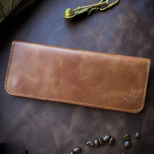 El yapımı deri erkek cüzdan – el dikişi, minimalist tasarım, ücretsiz kişiselleştirme ile isim yazdırma imkanı.