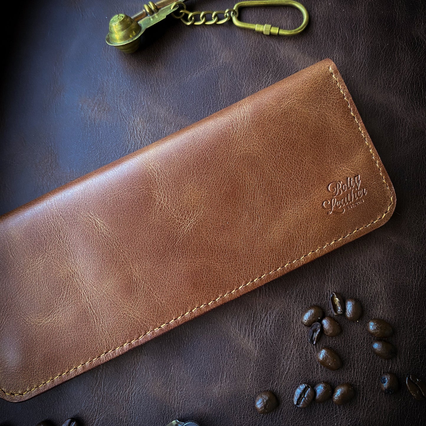 El yapımı deri erkek cüzdan – el dikişi, minimalist tasarım, ücretsiz kişiselleştirme ile isim yazdırma imkanı.