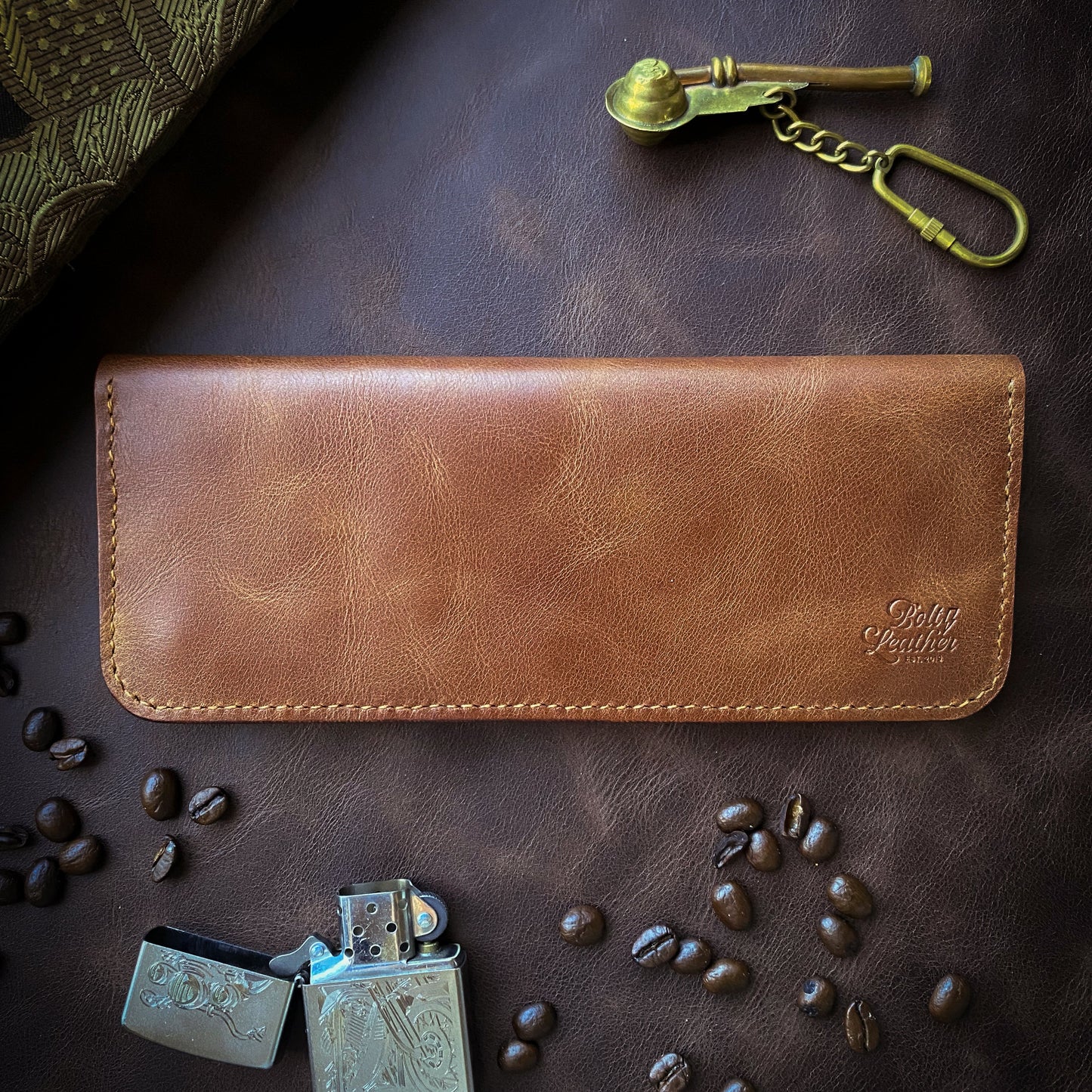 El yapımı bayan deri cüzdan – el dikişi, minimalist tasarım, ücretsiz kişiselleştirme ile isim yazdırma imkanı.