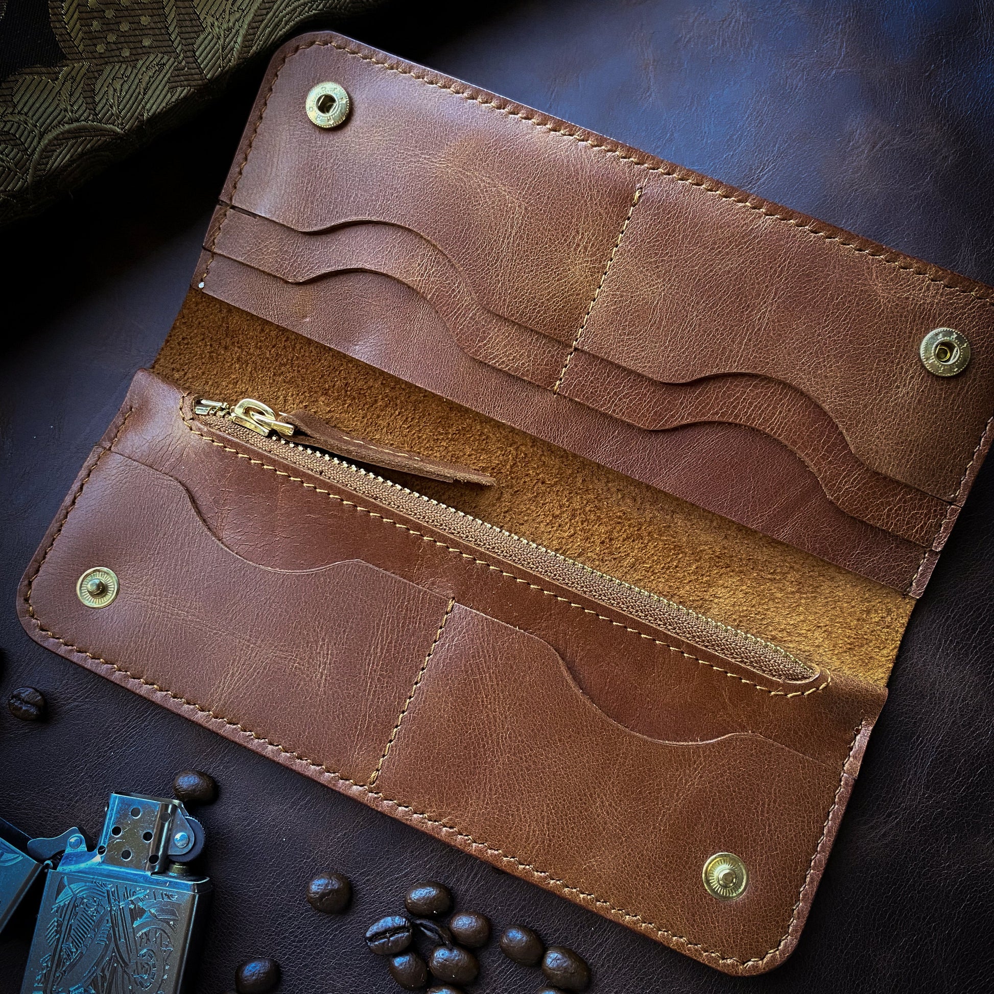 El yapımı bayan deri cüzdan – el dikişi, minimalist tasarım, ücretsiz kişiselleştirme ile isim yazdırma imkanı.